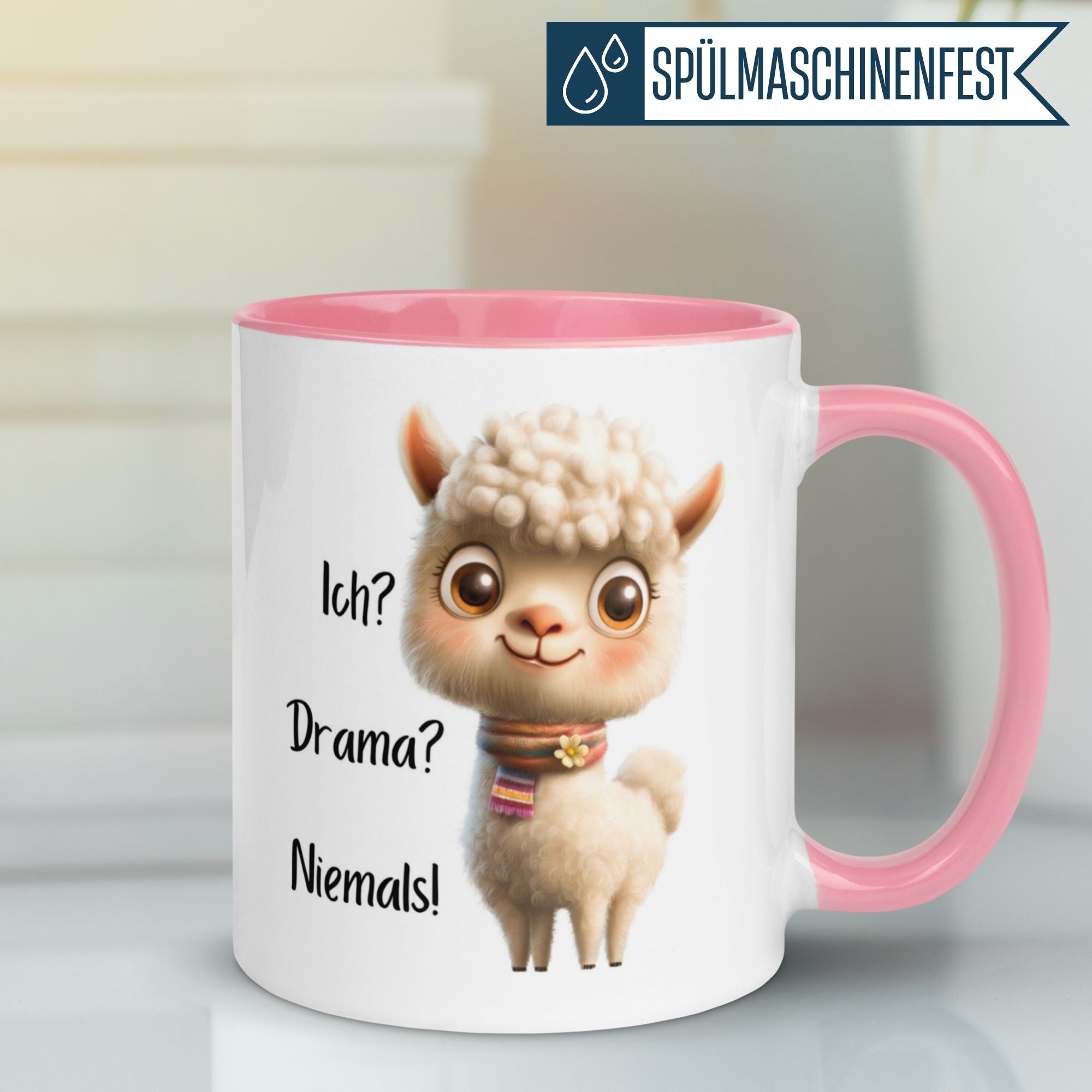 Momentals® Tasse mit Alpaka und Spruch 'Ich? Drama? Niemals!' auf pinkem Henkel.