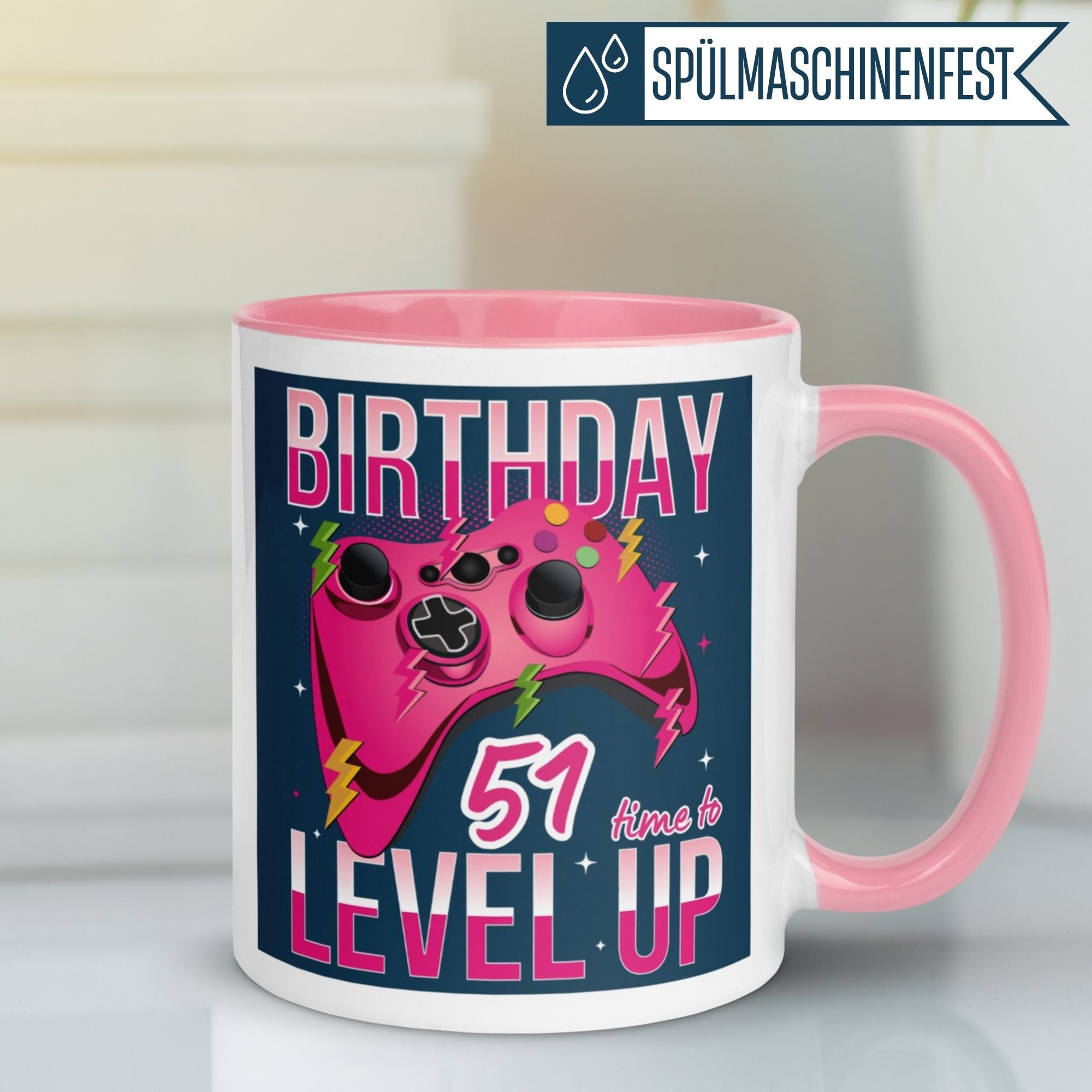 Momentals® Tasse für 51. Geburtstag mit pinkem Game Controller und Spruch "Time to Level Up" für Gamerinnen.