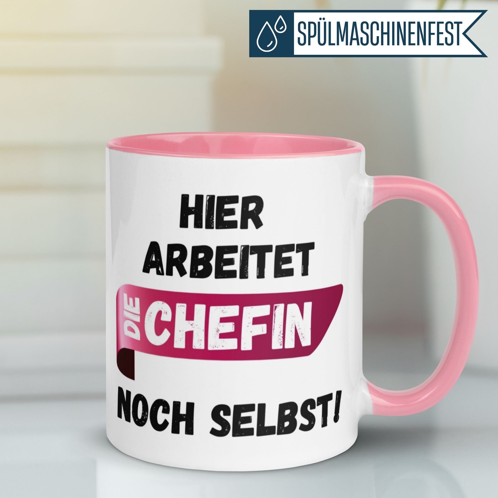 Momentals Tasse Chefin mit Spruch "Hier arbeitet die Chefin noch selbst!" in Pink-Schwarz