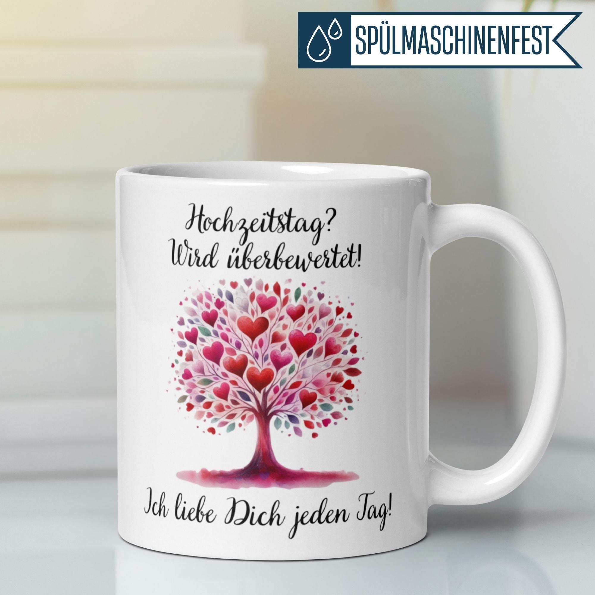 Bunte Momentals® Tasse mit Herzbaum und Spruch über Liebe jeden Tag.
