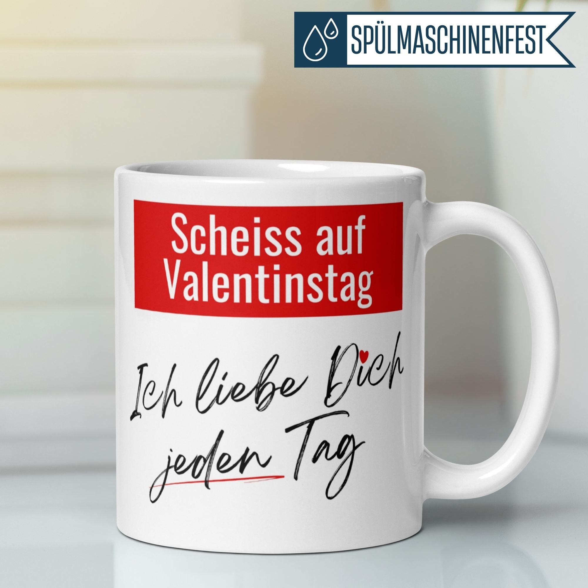 Weiße Tasse mit rotem Motiv „Scheiss auf Valentinstag“ und Spruch „Ich liebe Dich jeden Tag“.