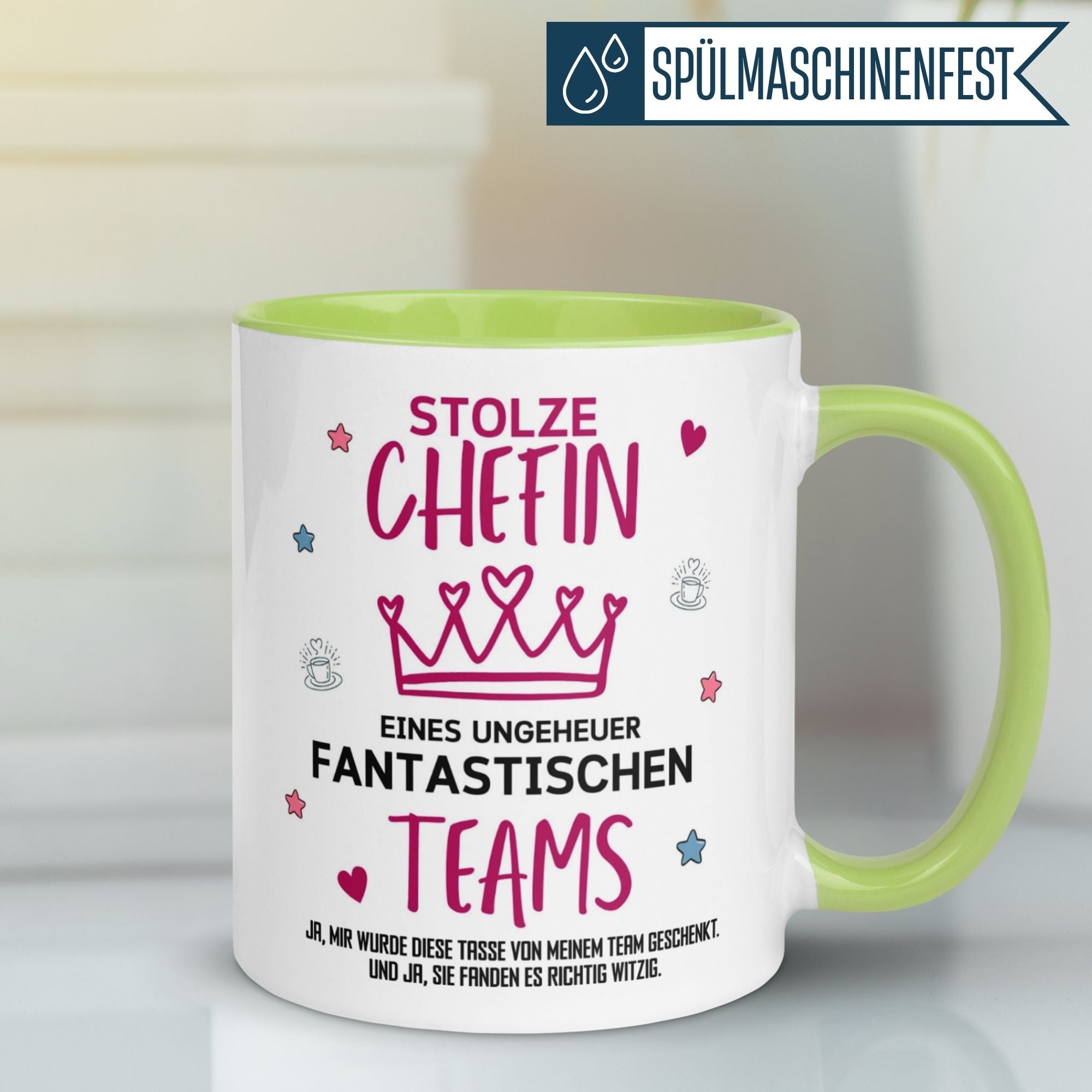 Momentals Tasse für Chefin mit Spruch: "Stolze Chefin eines unglaublichen Teams" in Pink und Grün.
