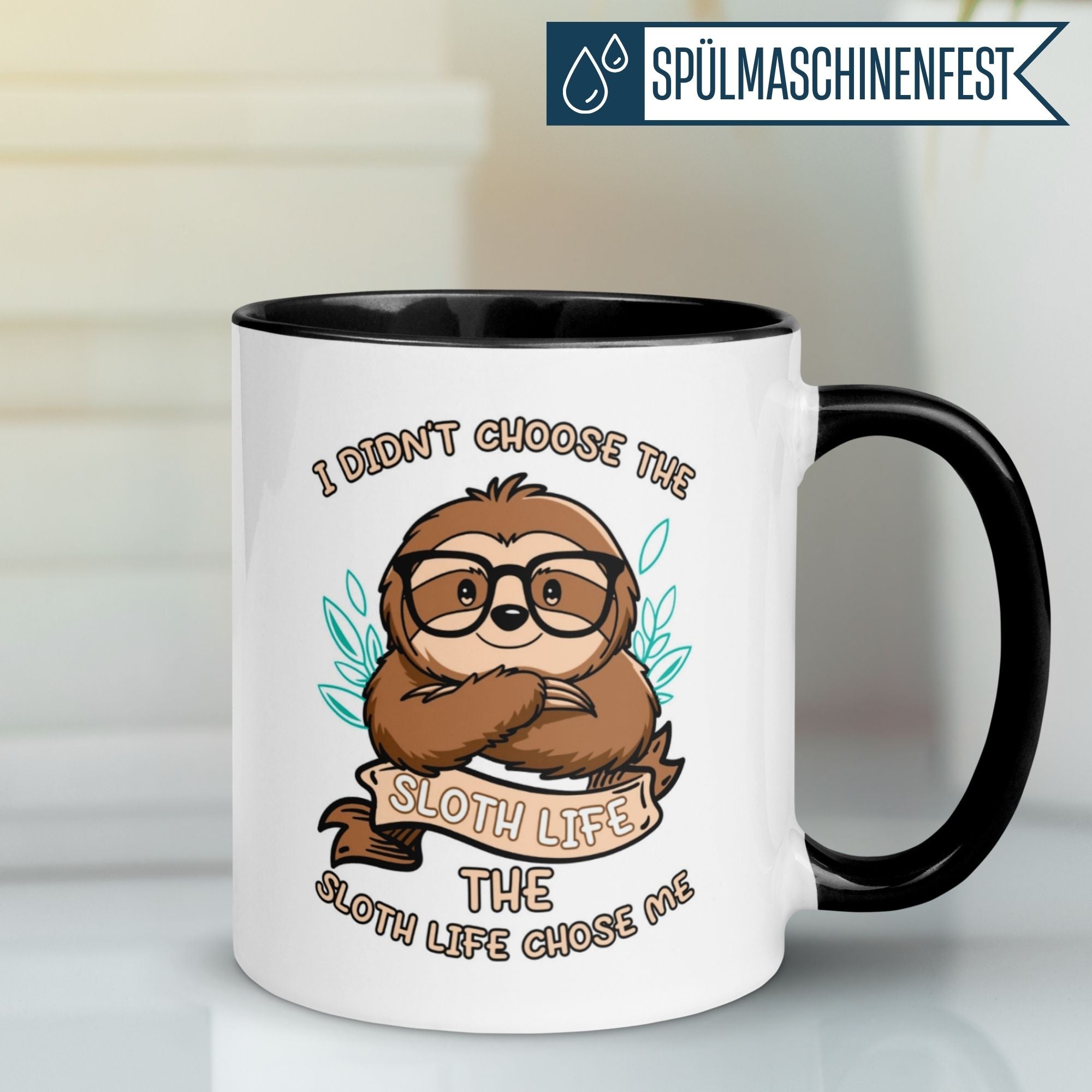 Momentals Tasse mit Faultier und Spruch "I didn't choose the sloth life" auf weißem Hintergrund.