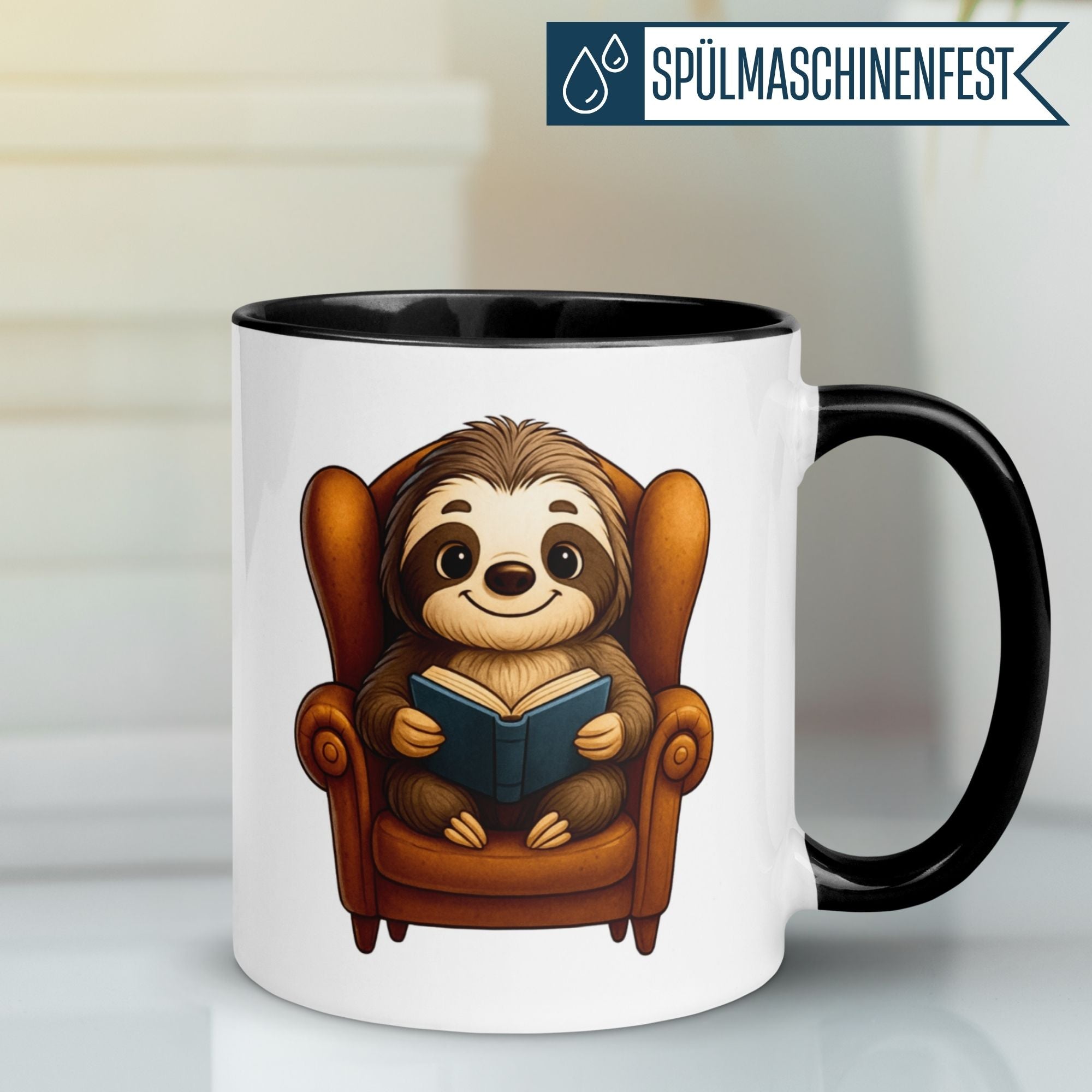 Momentals Tasse mit Faultier im Sessel, liest ein Buch und strahlt Gemütlichkeit aus.
