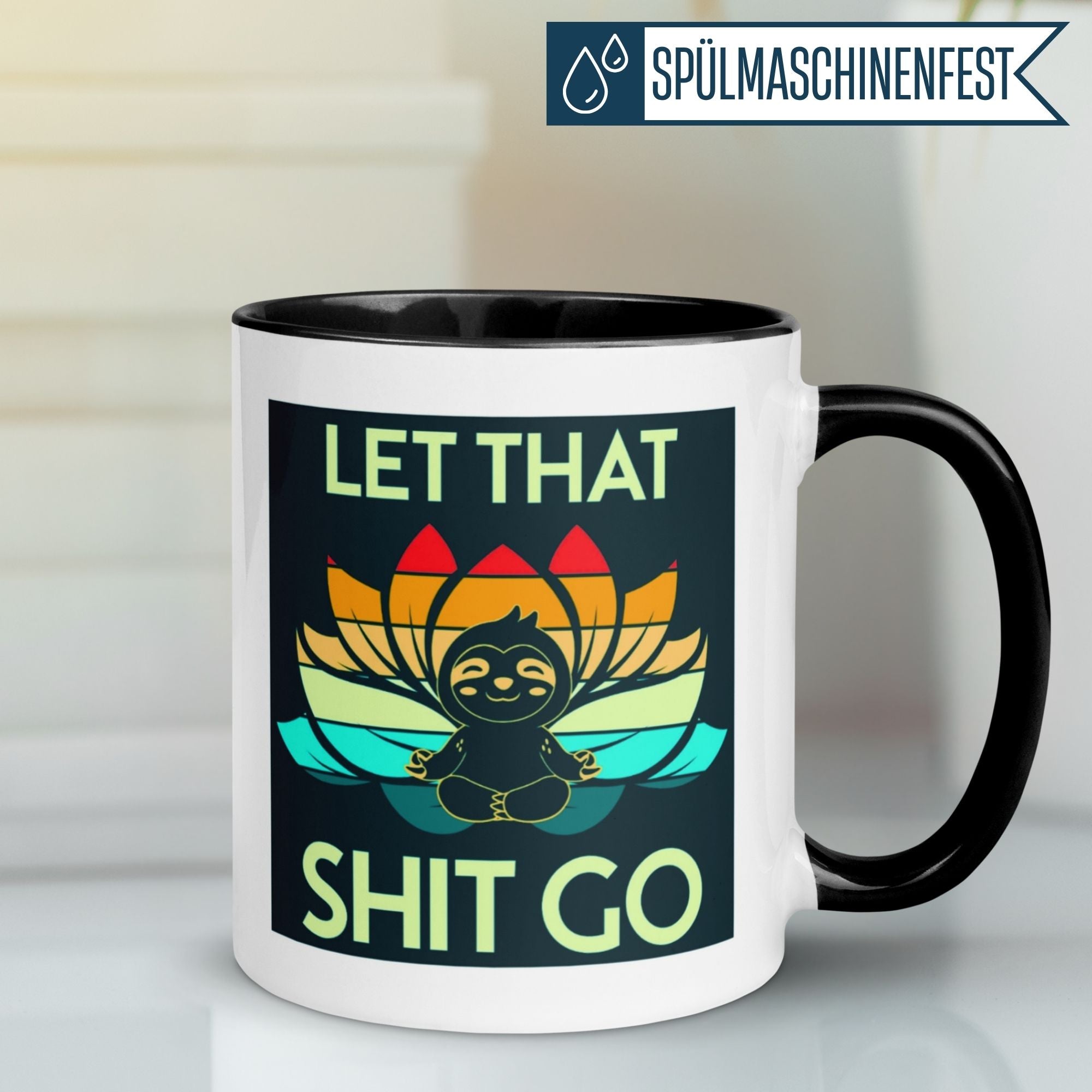 Momentals® Tasse mit Faultier und Lotusblüte, Spruch "Let That Shit Go", ideal für entspannte Kaffeegenießer.