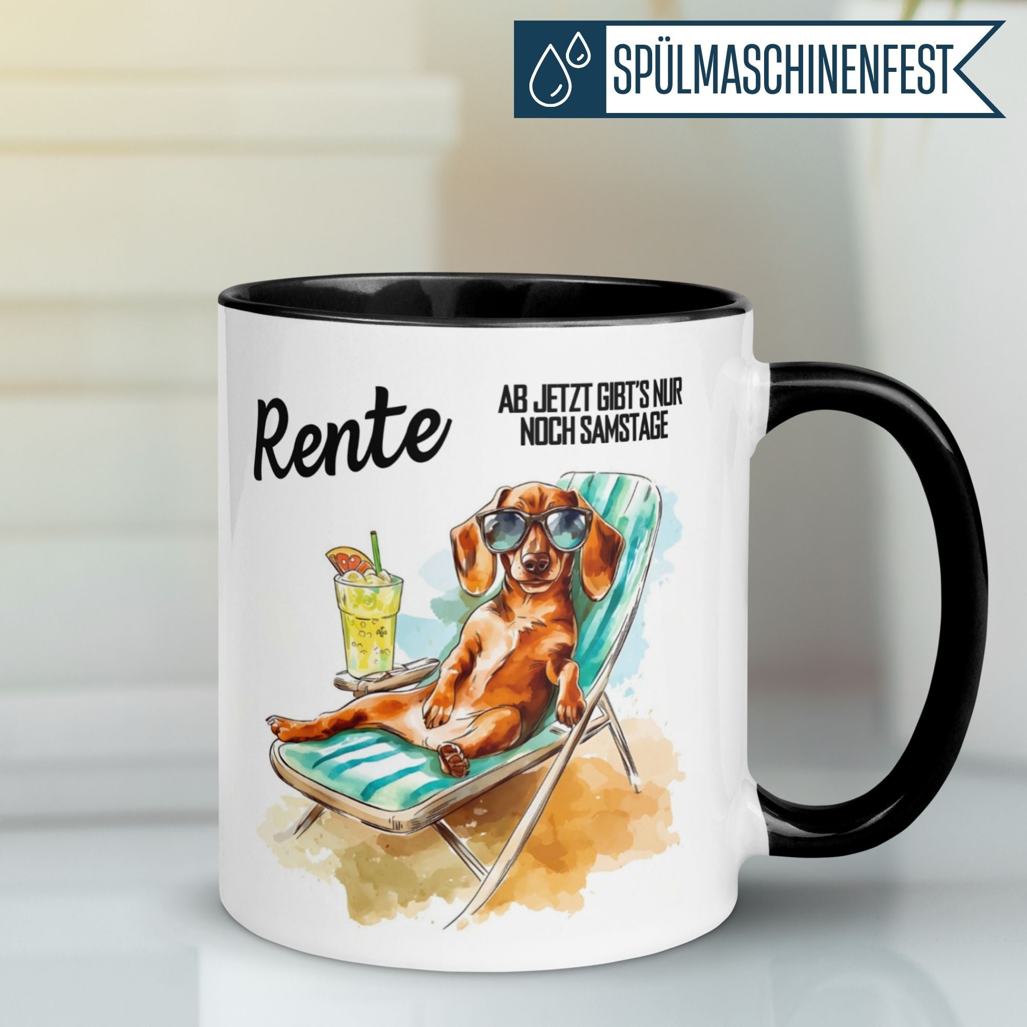 Dackel auf einer Liege mit Sonnenbrille, Cocktail und Spruch "Rente - Ab jetzt gibt’s nur noch Samstage" auf Tasse.