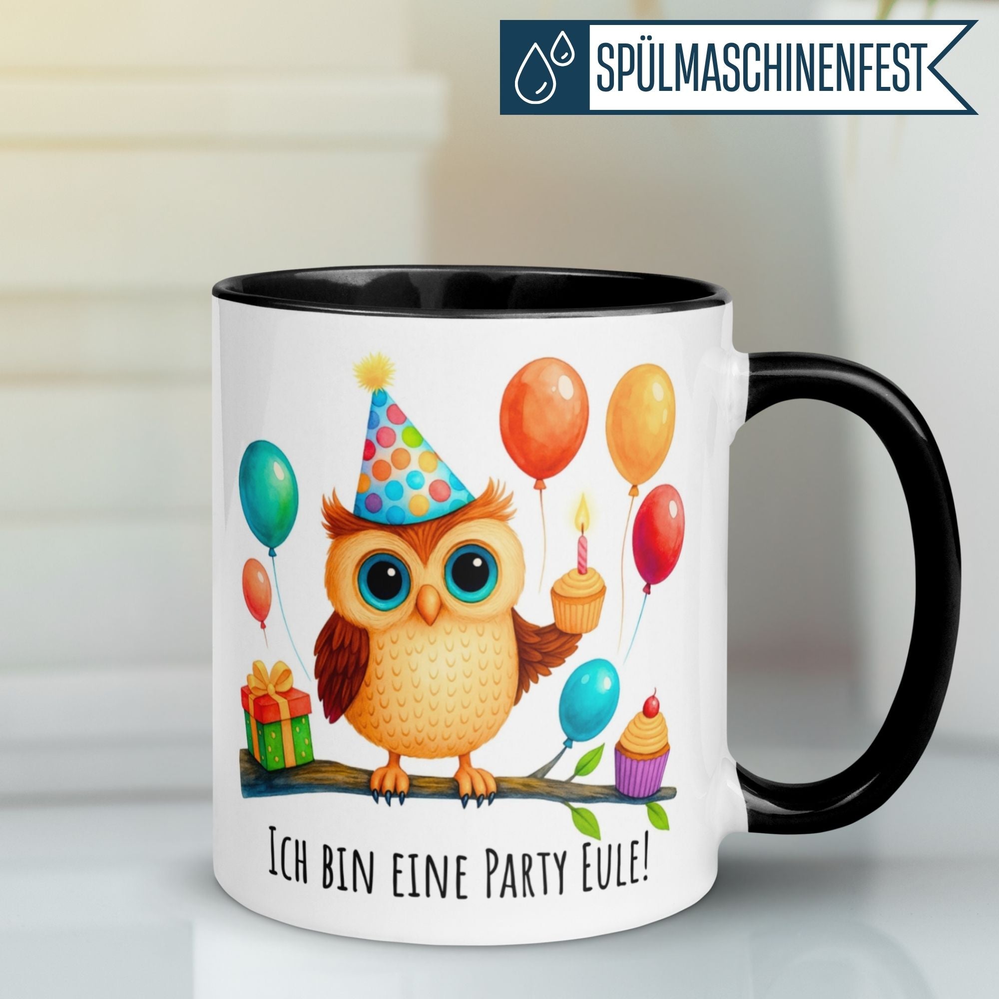 Momentals Tasse mit feiernder Baby-Eule, bunten Ballons und Geburtstagskuchen. Charmante Geschenkidee.