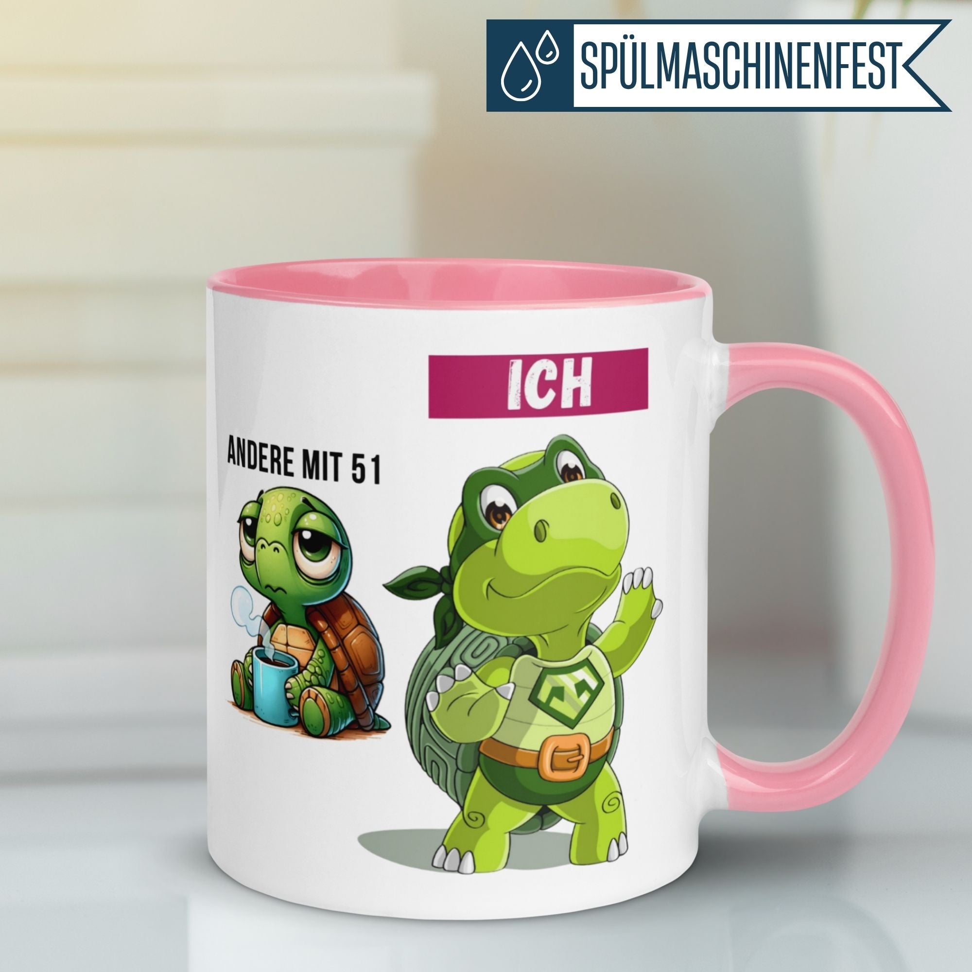 Momentals® Tasse zum 51. Geburtstag mit witzigen Schildkrötenmotiven und Spruch für Frauen.