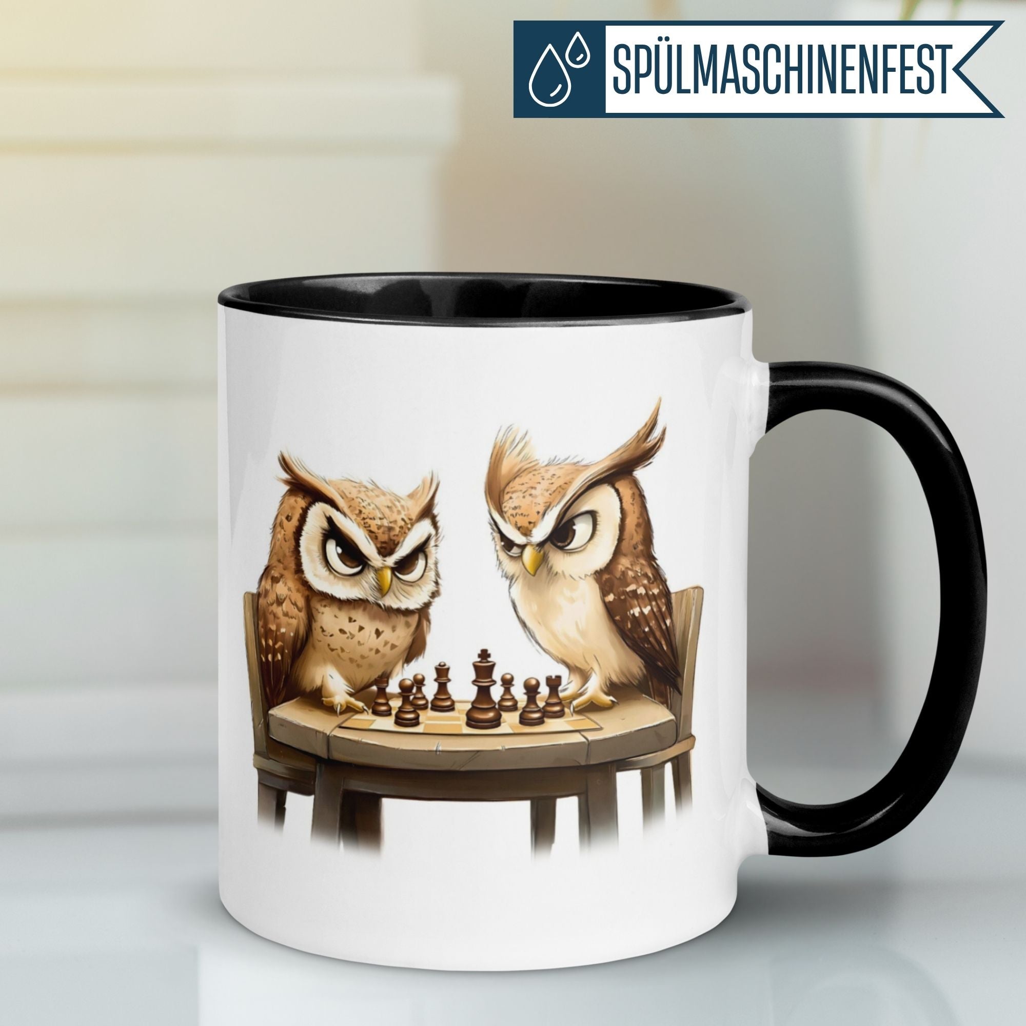 Momentals Tasse mit Eulen, die ein Schachduell spielen – cleveres und humorvolles Design für Tierliebhaber.