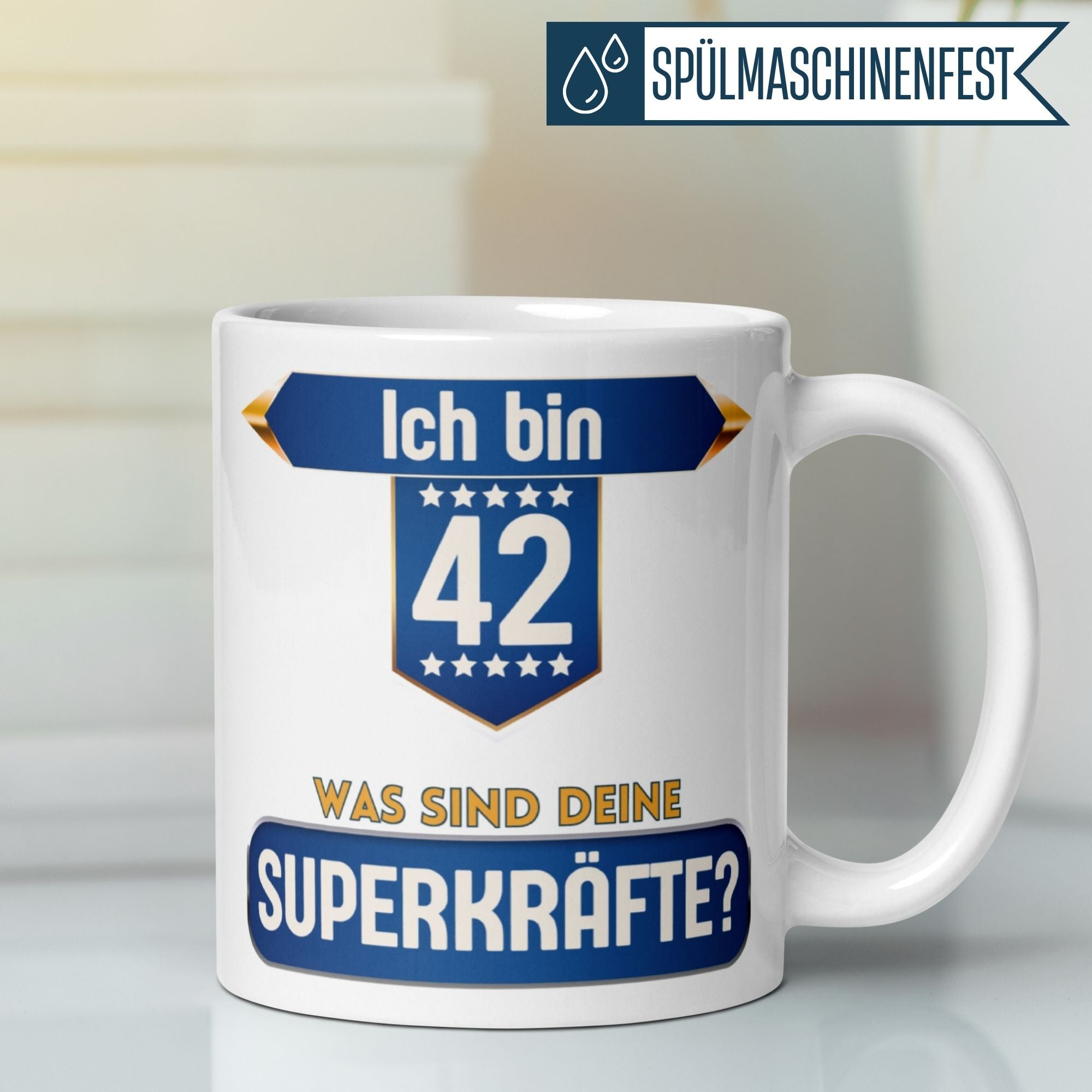 Witzige Tasse zum 42. Geburtstag mit Superhelden-Motiv und Spruch über Superkräfte.