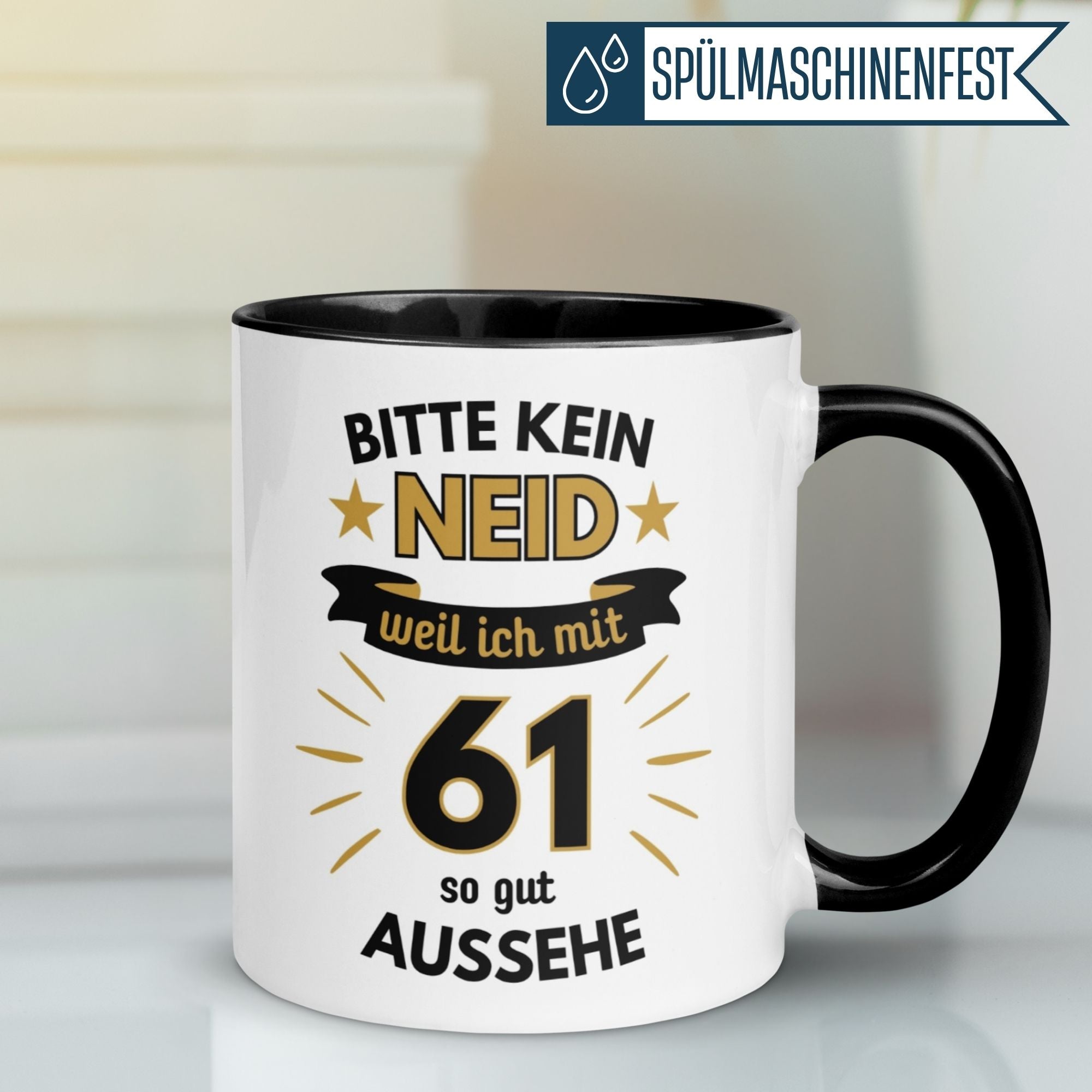 Schwarze Tasse zum 61. Geburtstag mit humorvollem Spruch "Bitte kein Neid – weil ich mit 61 so gut aussehe".