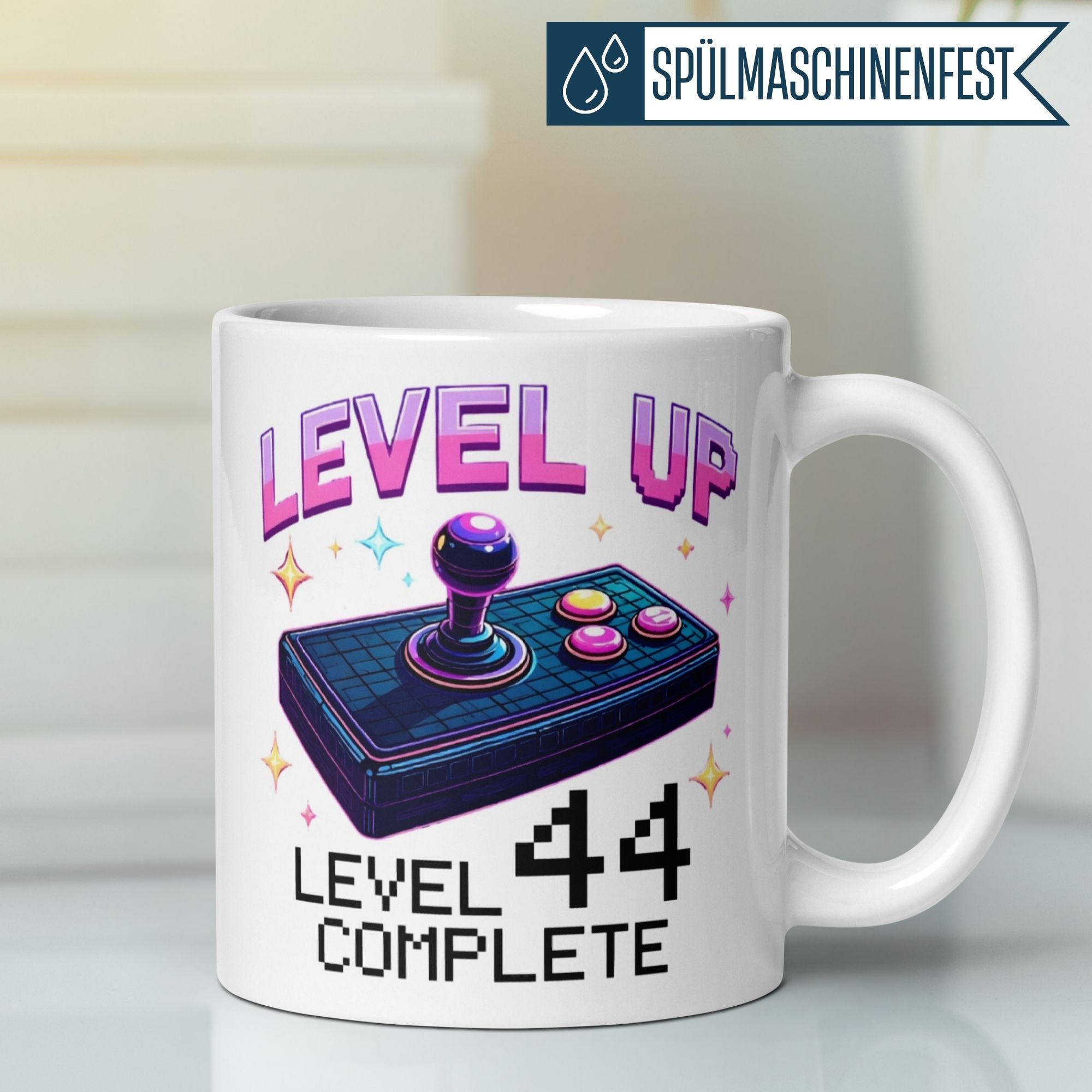 Retro-Gaming-Tasse mit Joystick und "Level Up - Level 44 Completed" für Gamer-Geburtstage.