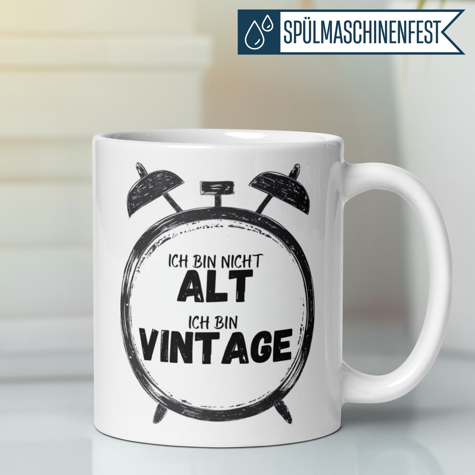 Momentals® Tasse mit Spruch "Ich bin nicht alt, ich bin Vintage" und Retro-Wecker-Design.