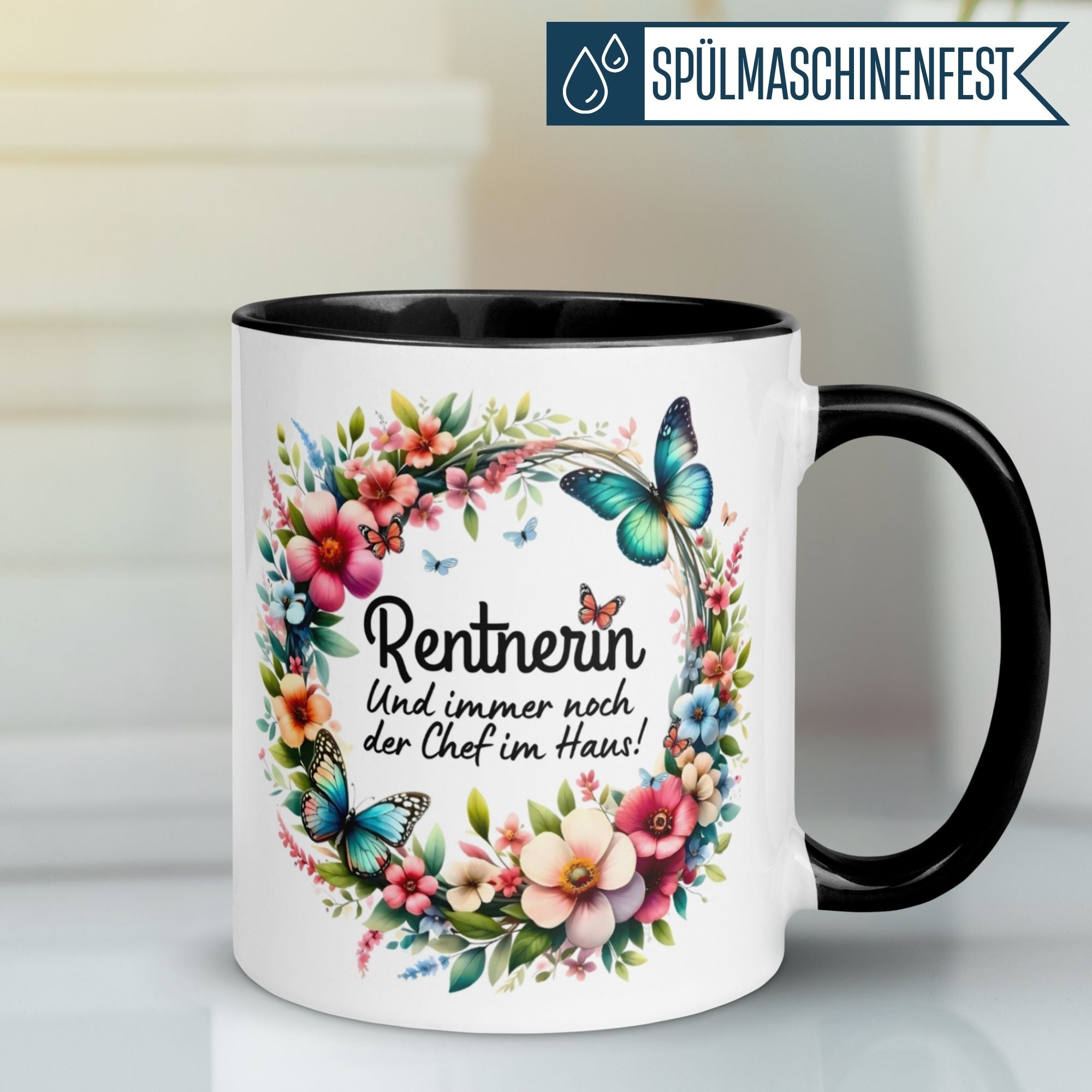 Momentals Tasse für Rentnerin mit buntem Blumenkranz und Schmetterlingen, ideal zum Renteneintritt.