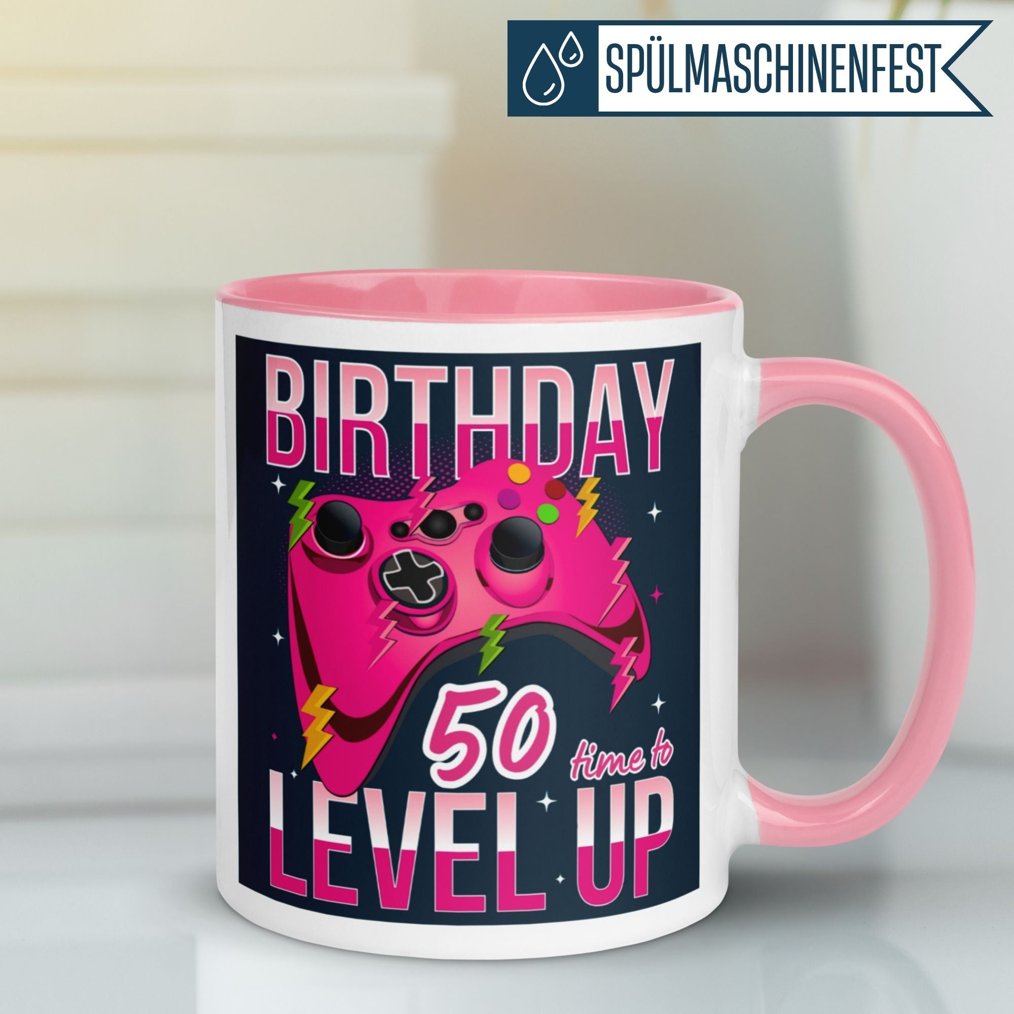Momentals® Tasse zum 50. Geburtstag mit Gamer-Motiv "Level Up" in pink und schwarz.