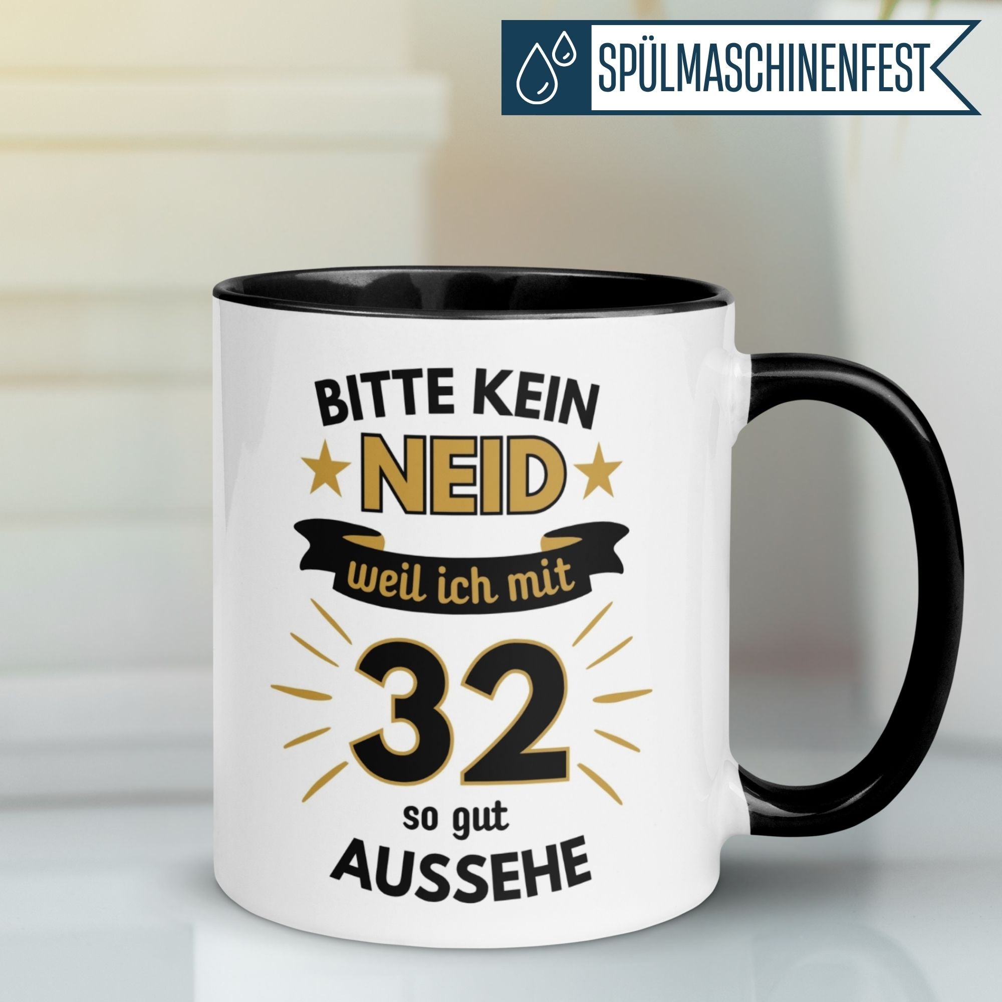 Schwarze Keramiktasse zum 32. Geburtstag mit dem Spruch "Bitte kein Neid – weil ich mit 32 so gut aussehe"