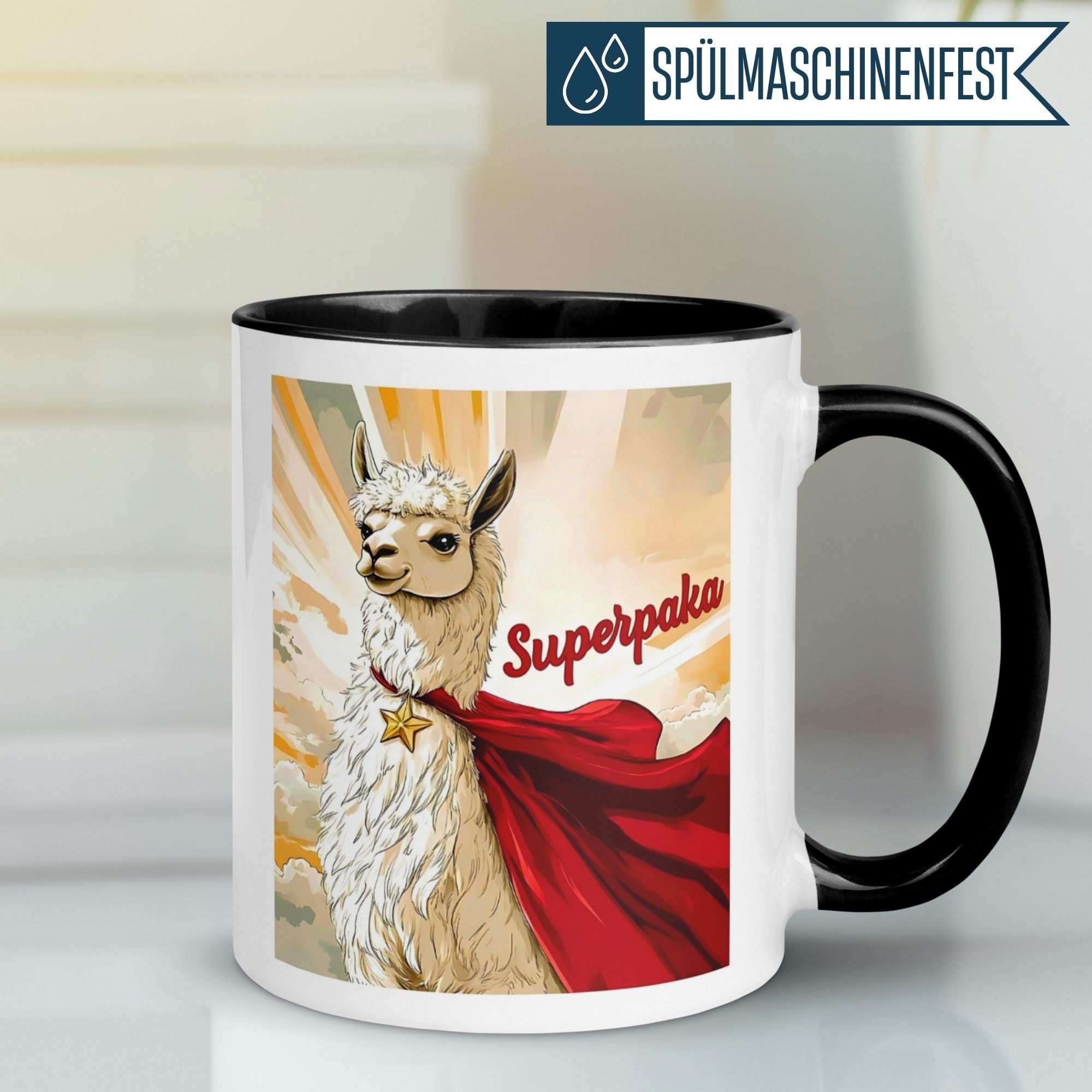 Momentals Tasse mit Superpaka-Design: humorvolles Alpaka im roten Cape und Stern-Anhänger.