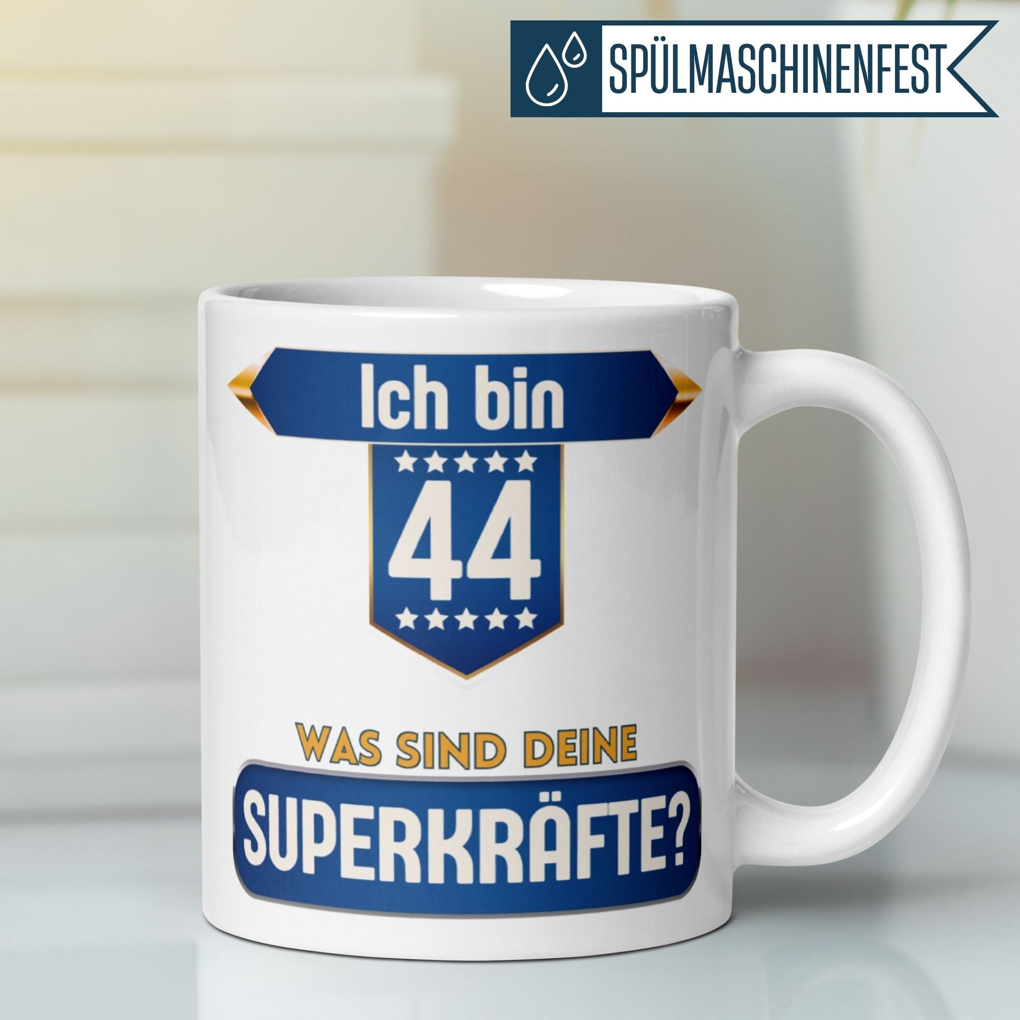 Momentals® Tasse für den 44. Geburtstag mit dem Spruch: "Ich bin 44, was sind deine Superkräfte?"