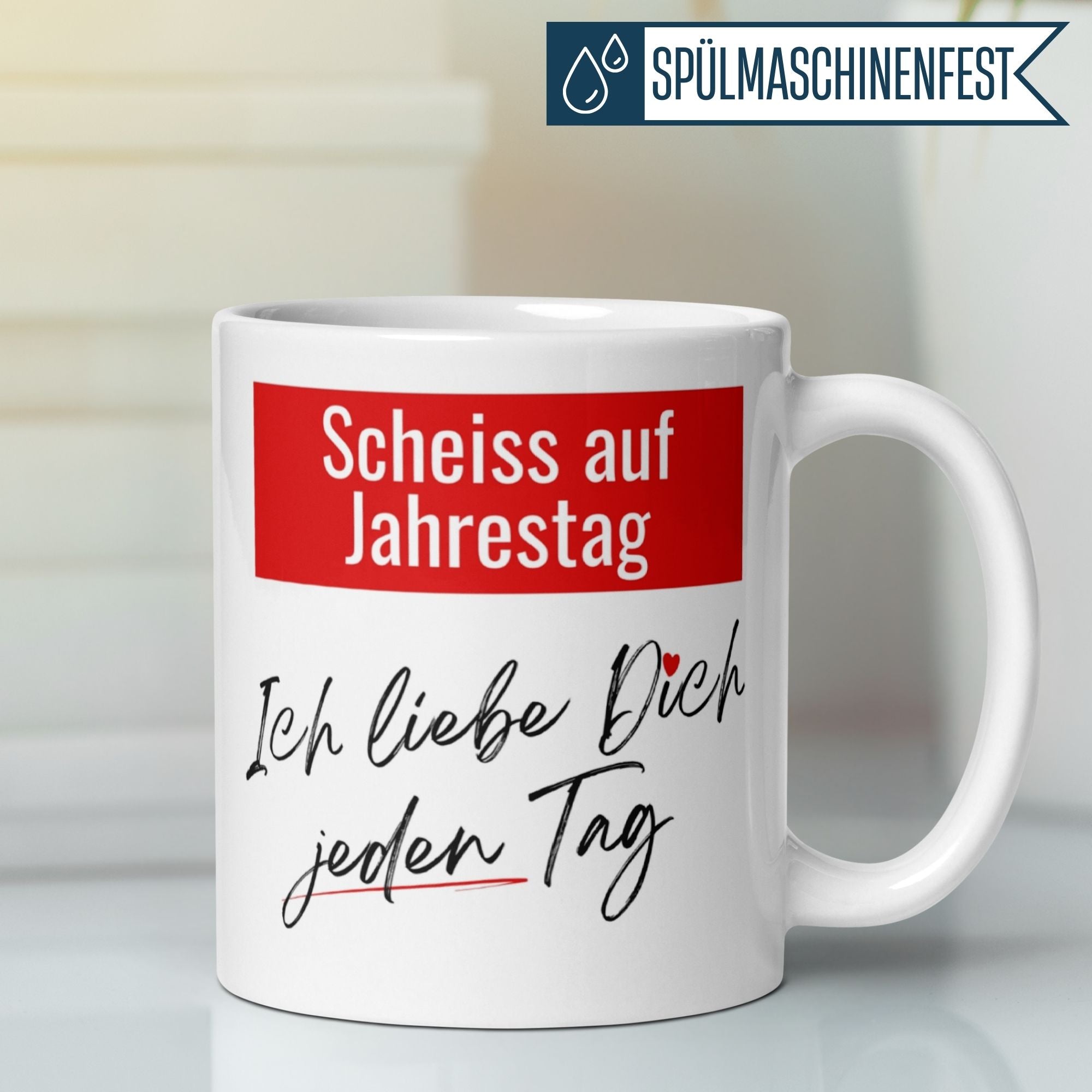 Weiße Tasse mit frechem Spruch: 'Scheiss auf Jahrestag – Ich liebe Dich jeden Tag', ideal für tägliche Liebesbekundungen.