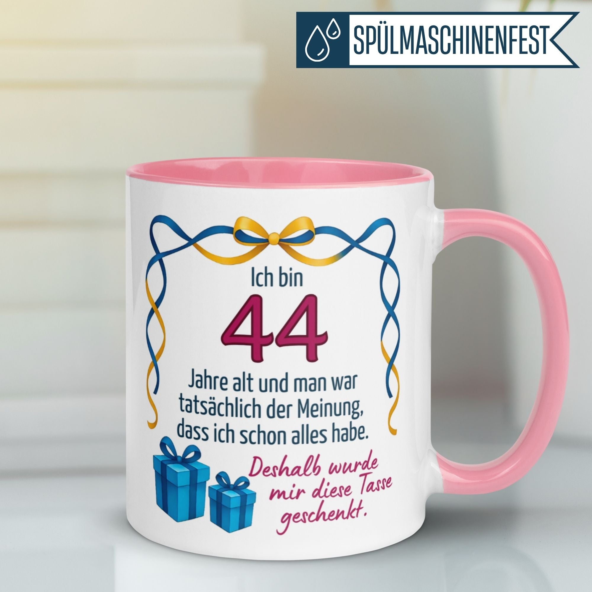 Humorvolle Geburtstagstasse zum 44. Geburtstag mit witzigem Spruch und Geschenkmotiven.