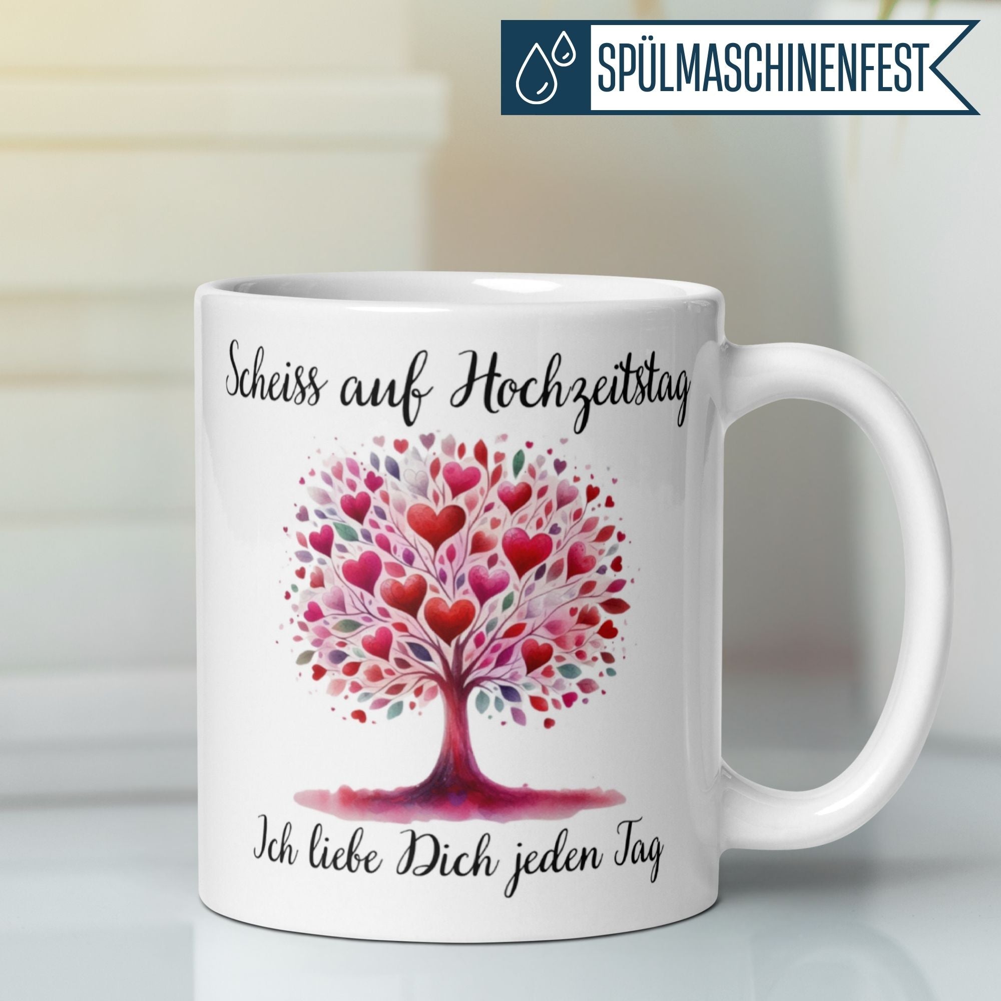 Momentals Tasse mit buntem Herzbaum und Spruch "Scheiss auf Hochzeitstag" für liebevolle Geschenke.