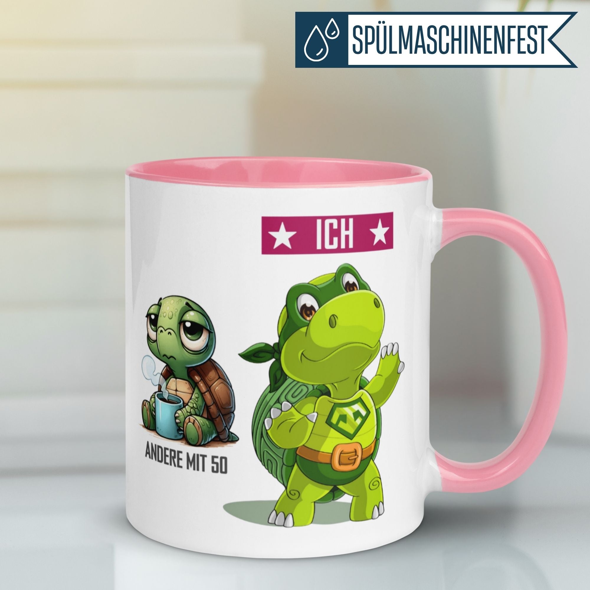 Momentals® Tasse zum 50. Geburtstag mit witzigem Schildkröten-Motiv und Spruch 'Andere mit 50, Ich'.