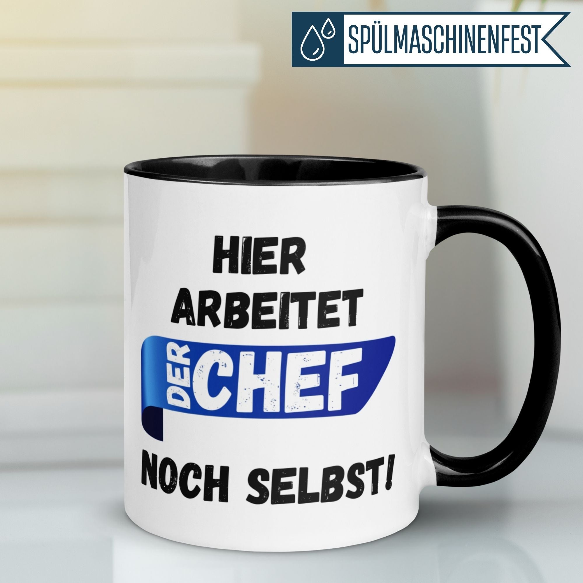 Momentals Tasse mit Spruch 'Hier arbeitet der Chef noch selbst!', humorvolles Geschenk für Führungskräfte.