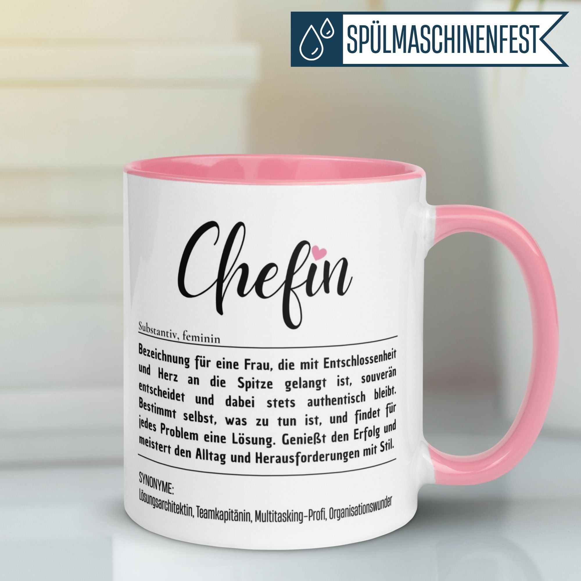 Momentals Tasse Chefin mit humorvoller Definition und Synonymen, ideal für Chefinnen und Teamleiterinnen.