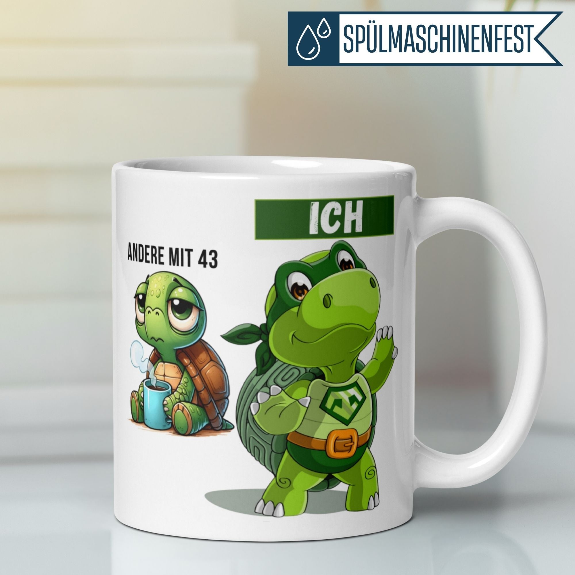 Becher mit zwei Schildkröten: müde links, heldenhafte rechts, feiert den 43. Geburtstag.