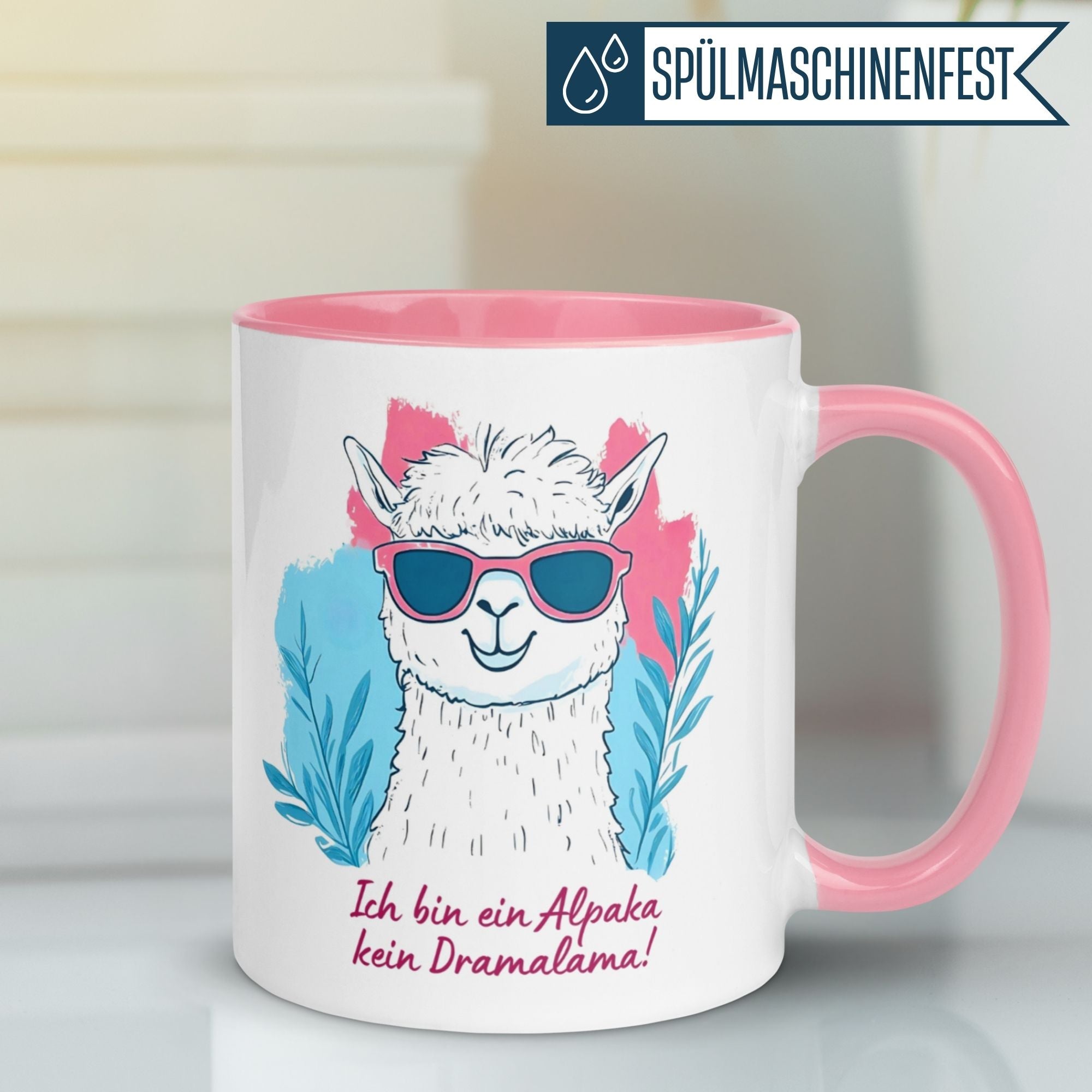 Momentals Tasse mit Alpaka und Spruch "Ich bin ein Alpaka, kein Dramalama!" auf pastellfarbenem Hintergrund.