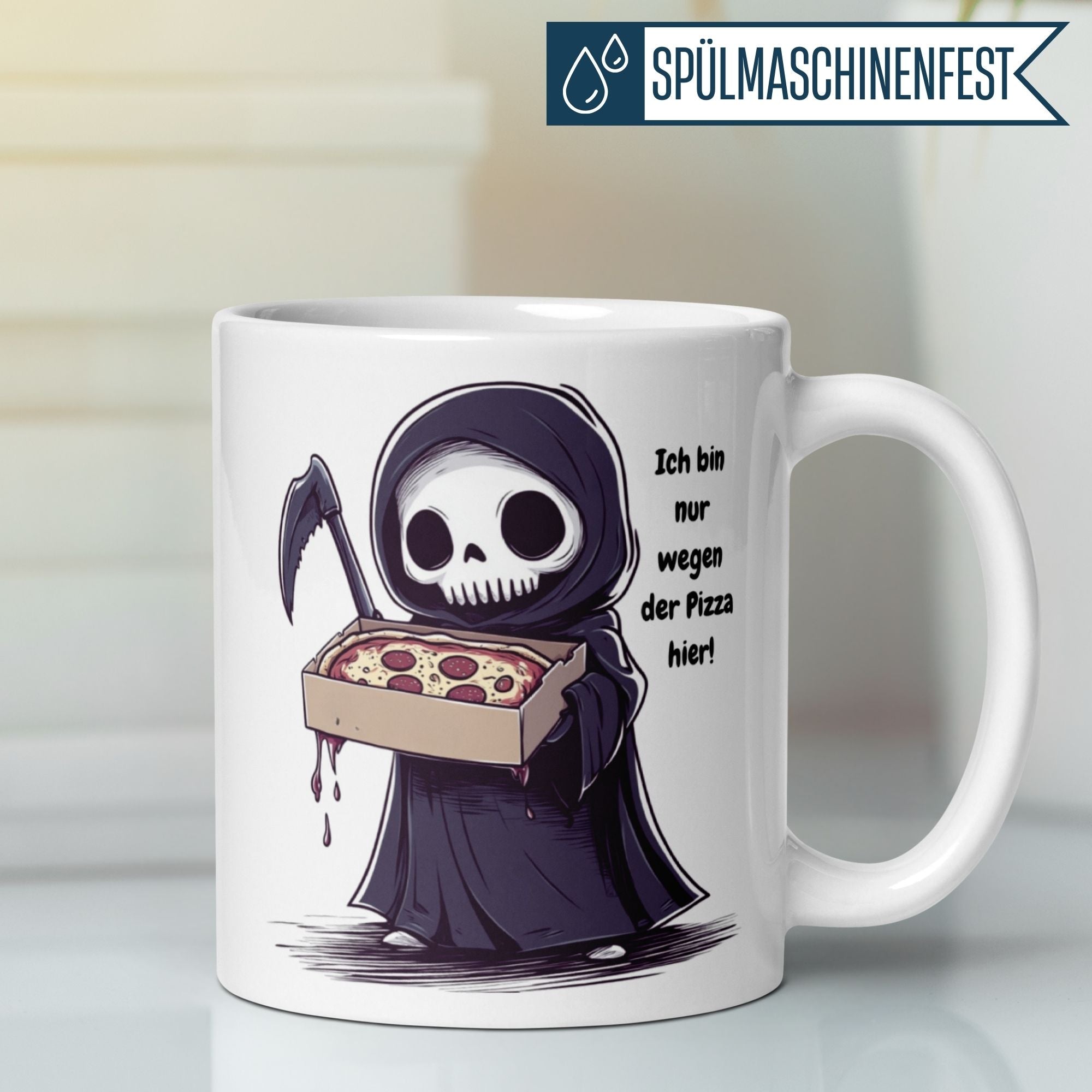Momentals Tasse mit Sensenmann und Pizza, Spruch "Ich bin nur wegen der Pizza hier!" für humorvolle Büromomente.