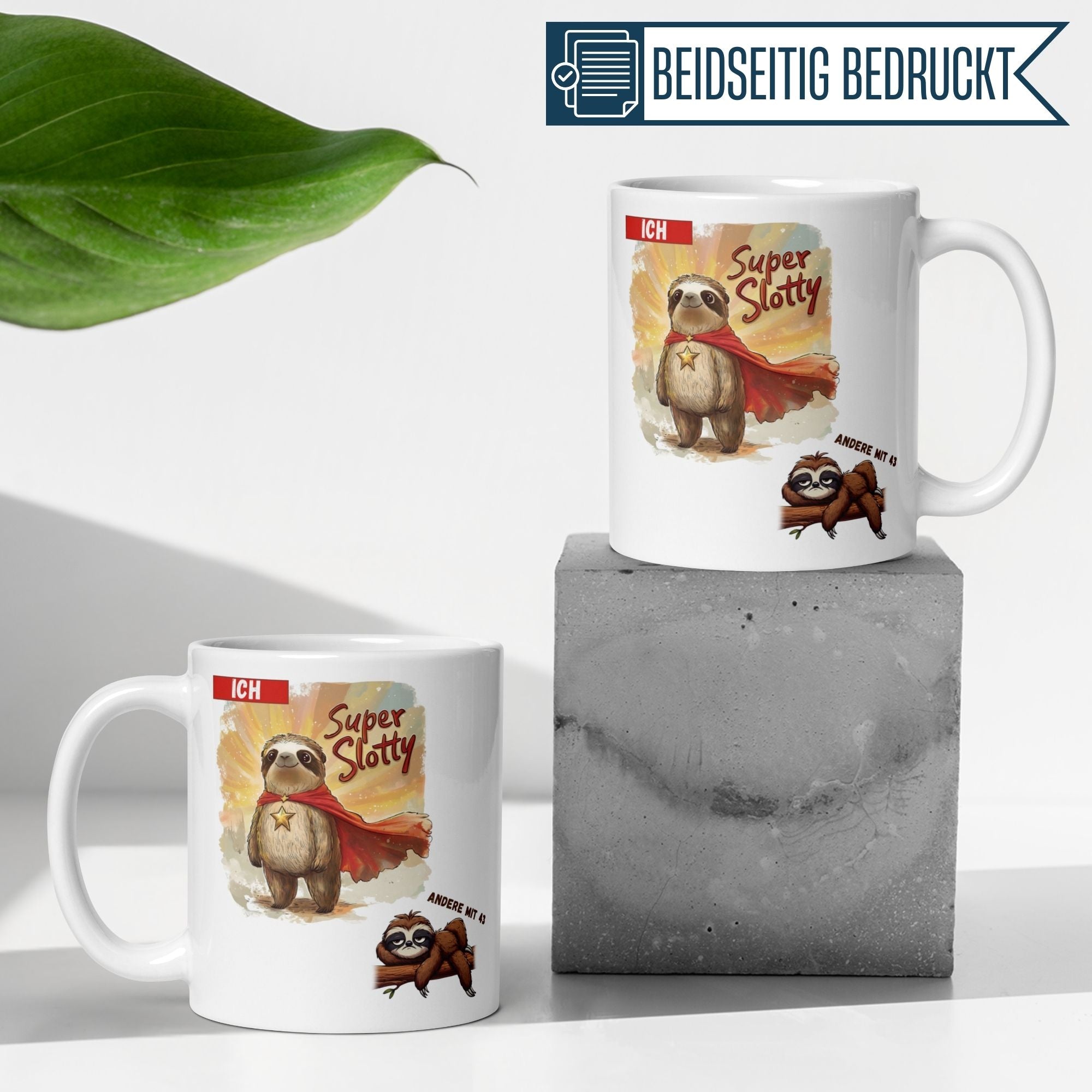 Superhelden Faultier Tasse mit Spruch "Super Sloth" für den 43. Geburtstag, selbstironisch und witzig.