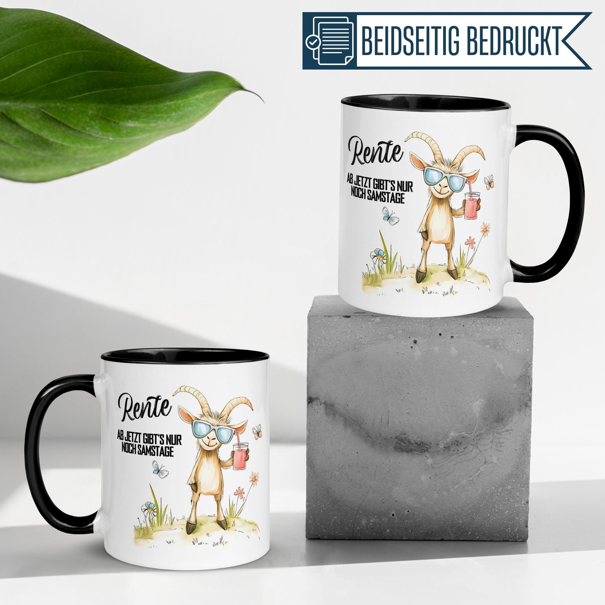 Momentals Tasse mit lustiger Ziege und Spruch "Rente – Ab jetzt gibt’s nur noch Samstage" auf grauem Hintergrund.