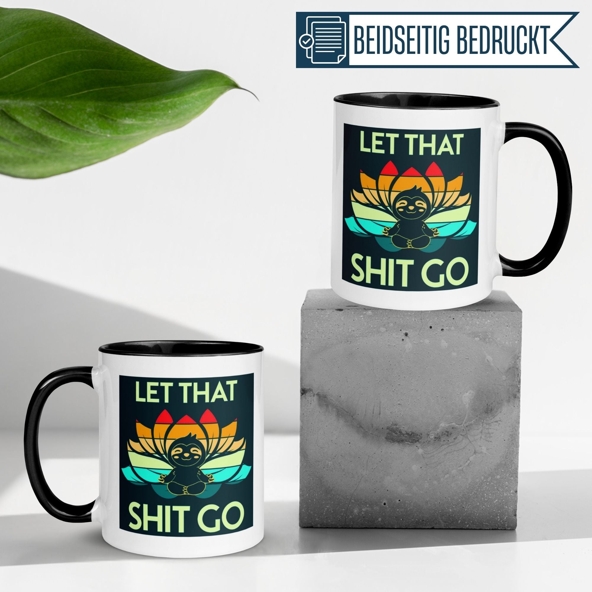 Zwei Momentals Tassen mit Faultier-Design und dem Spruch 'Let That Shit Go' auf grauem Untergrund.