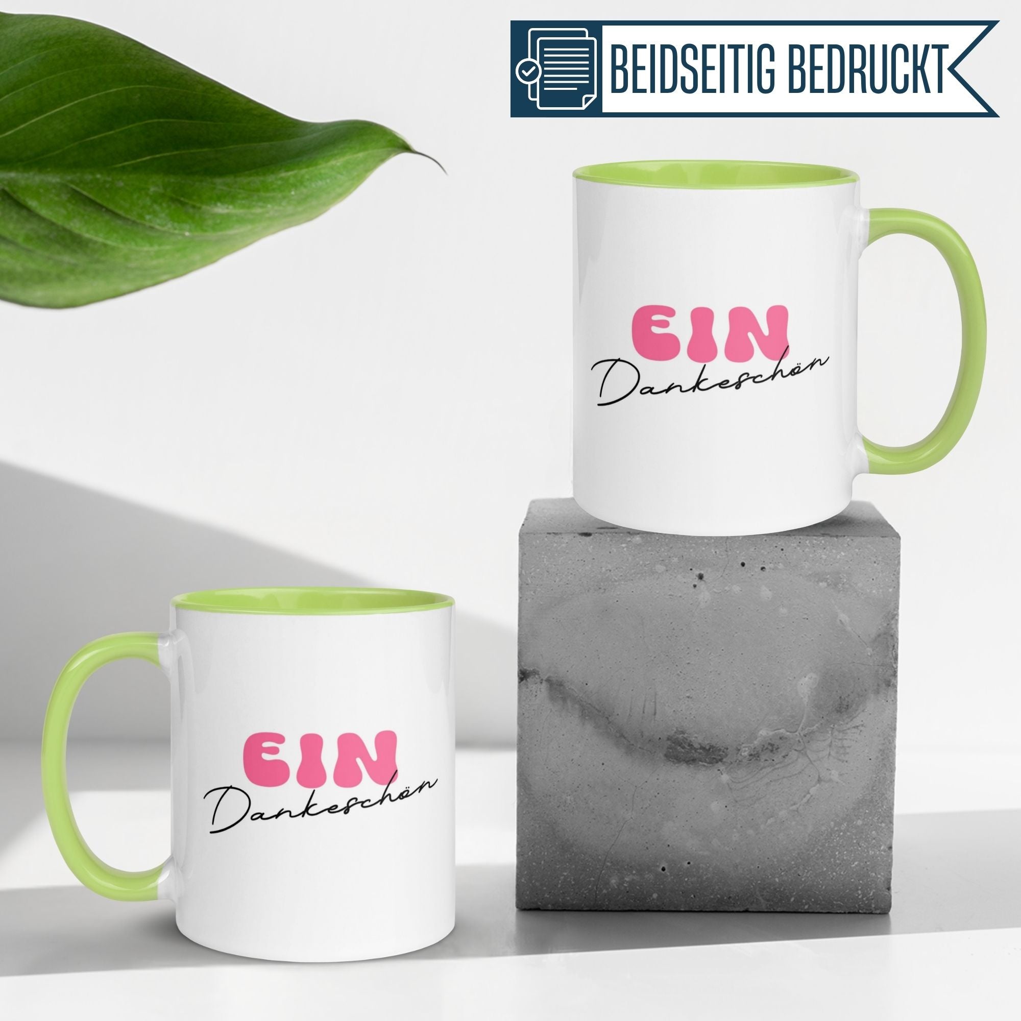 Momentals Tasse Danke mit minimalistischen Schriftzug "Ein Dankeschön", grüne Innenseite auf Betonuntergrund.