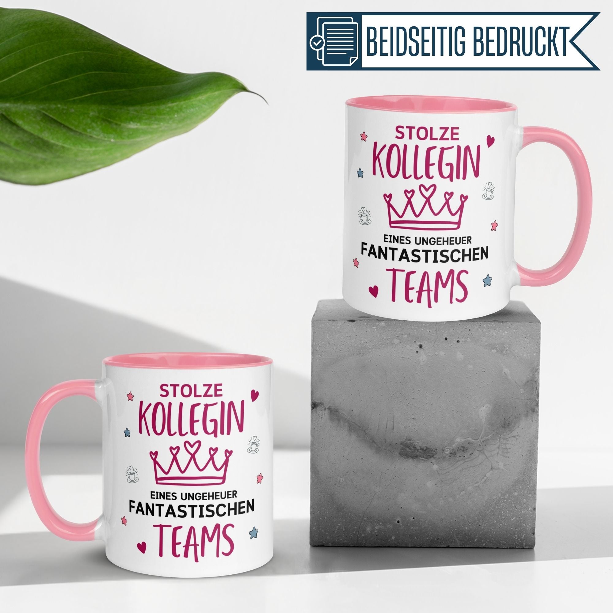 Pink Momentals Tasse für Kollegen mit Spruch 'Stolze Kollegin eines fantastischen Teams' auf Betonuntergrund.
