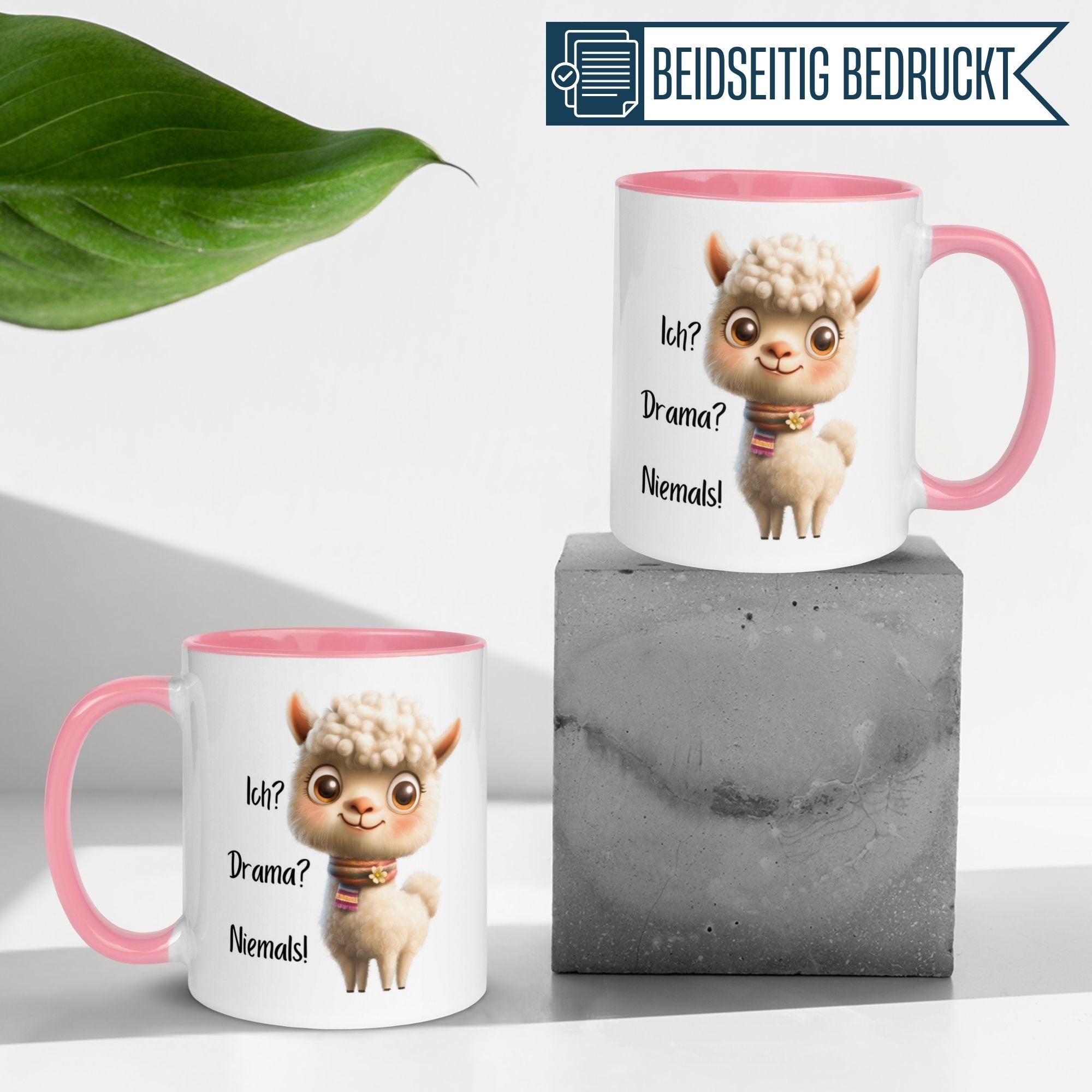 Momentals® Tasse mit Alpaka und Spruch "Ich? Drama? Niemals!" auf grauem Hintergrund.