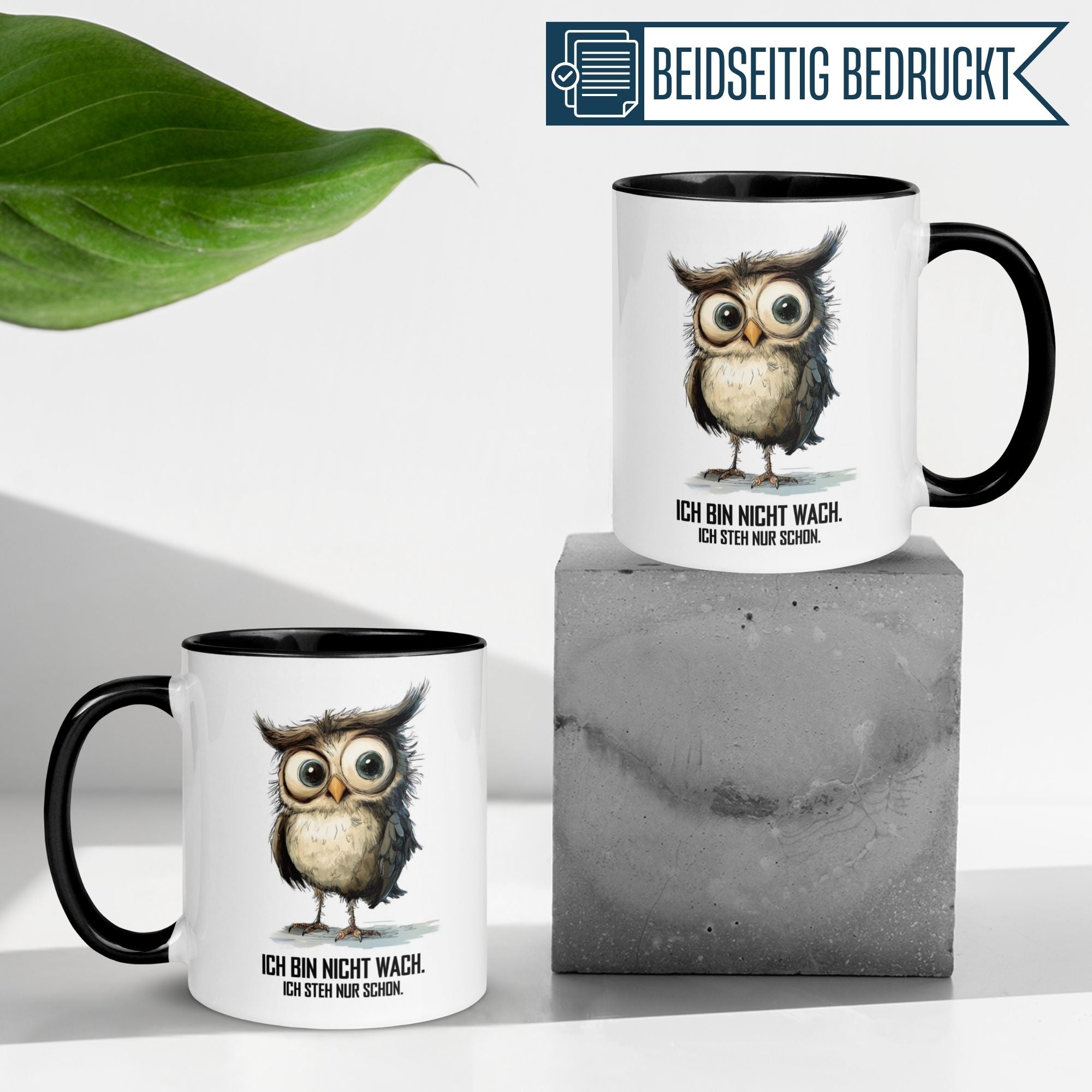 Momentals Tasse mit Eule und Spruch "Ich bin nicht wach" auf grauem Betonblock