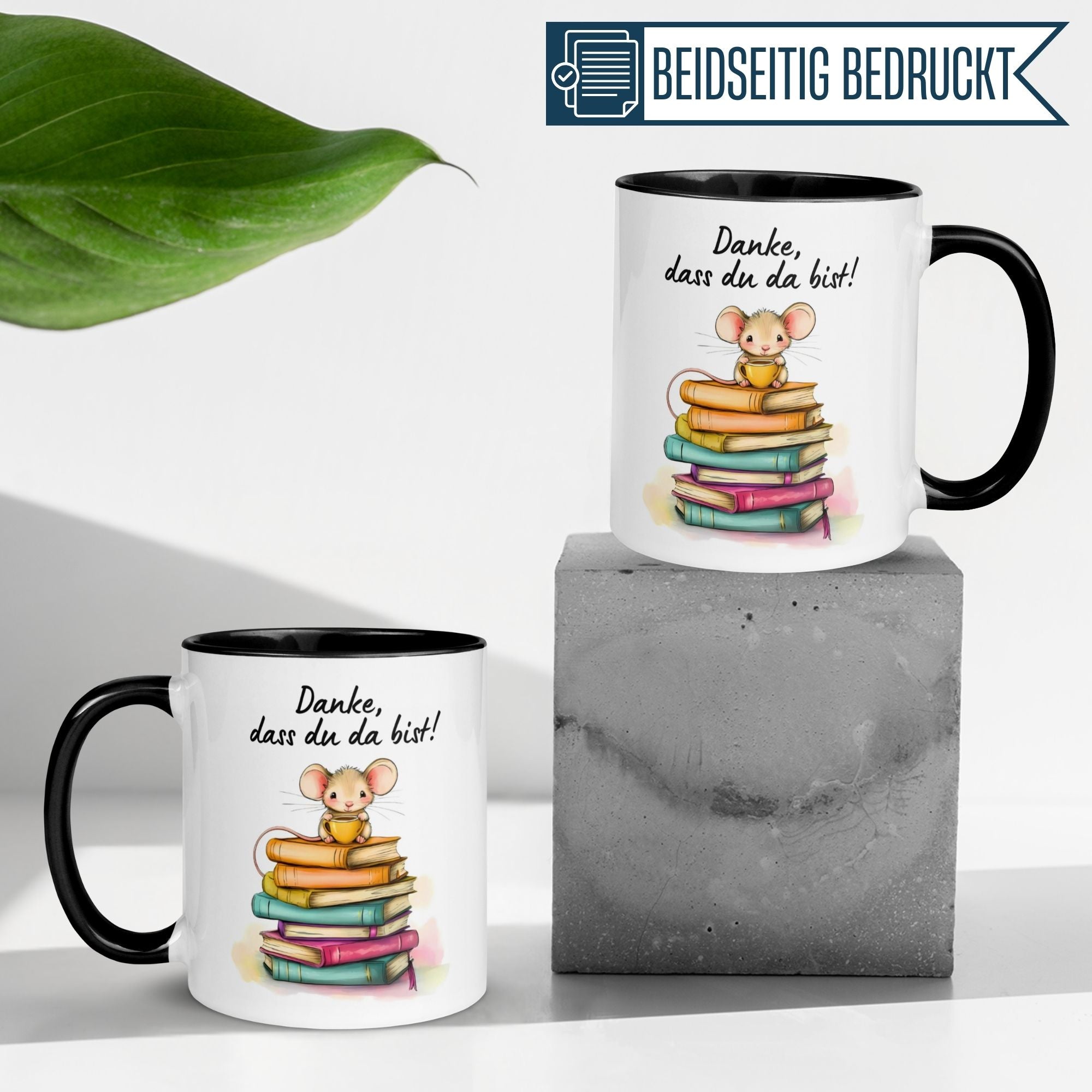 Momentals® Tasse mit Mäuse-Motiv und Schriftzug "Danke, dass du da bist" auf Bücherstapel.