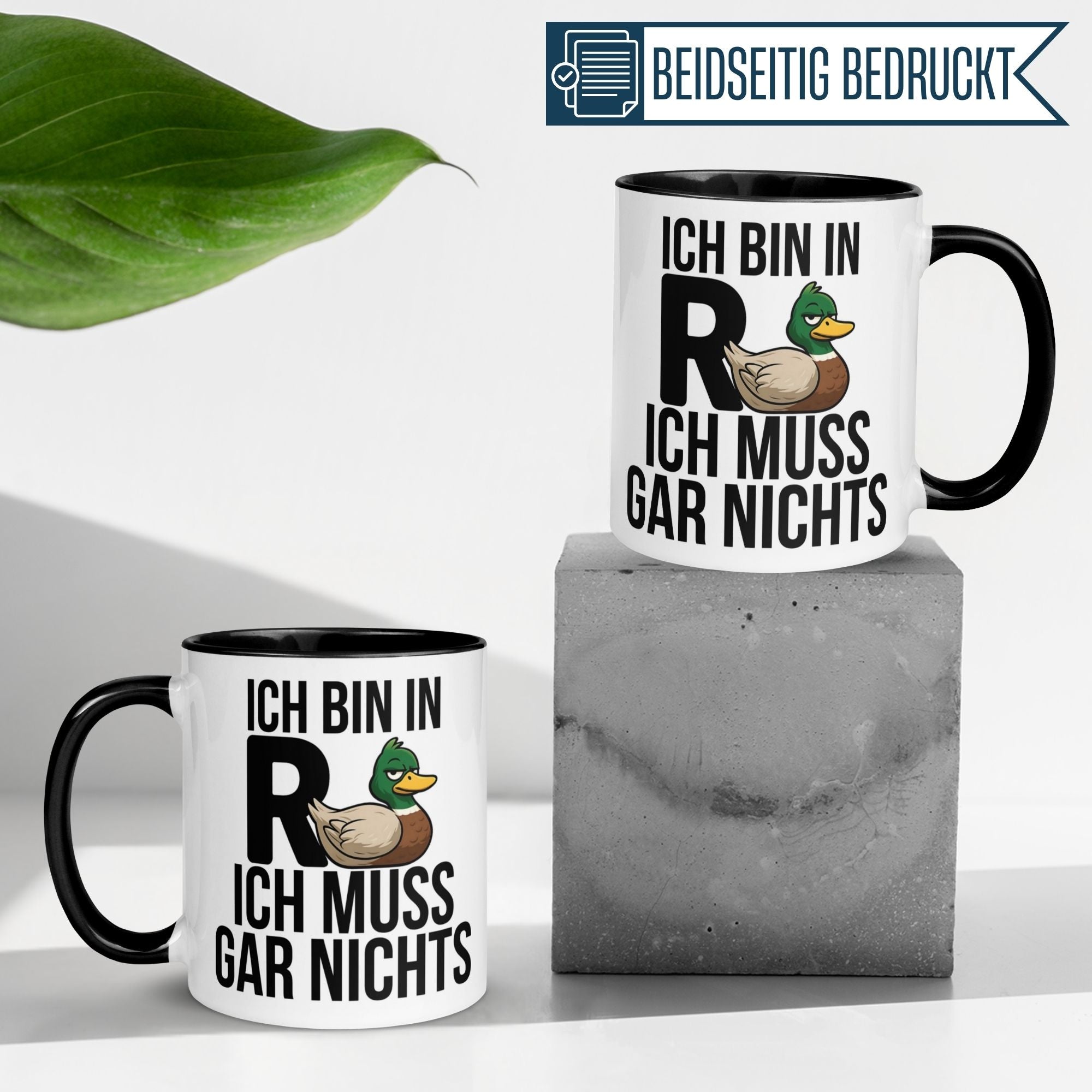 Momentals Tasse mit chilliger Ente und Spruch "Ich bin in Rente - ich muss gar nichts" in modernem Design.