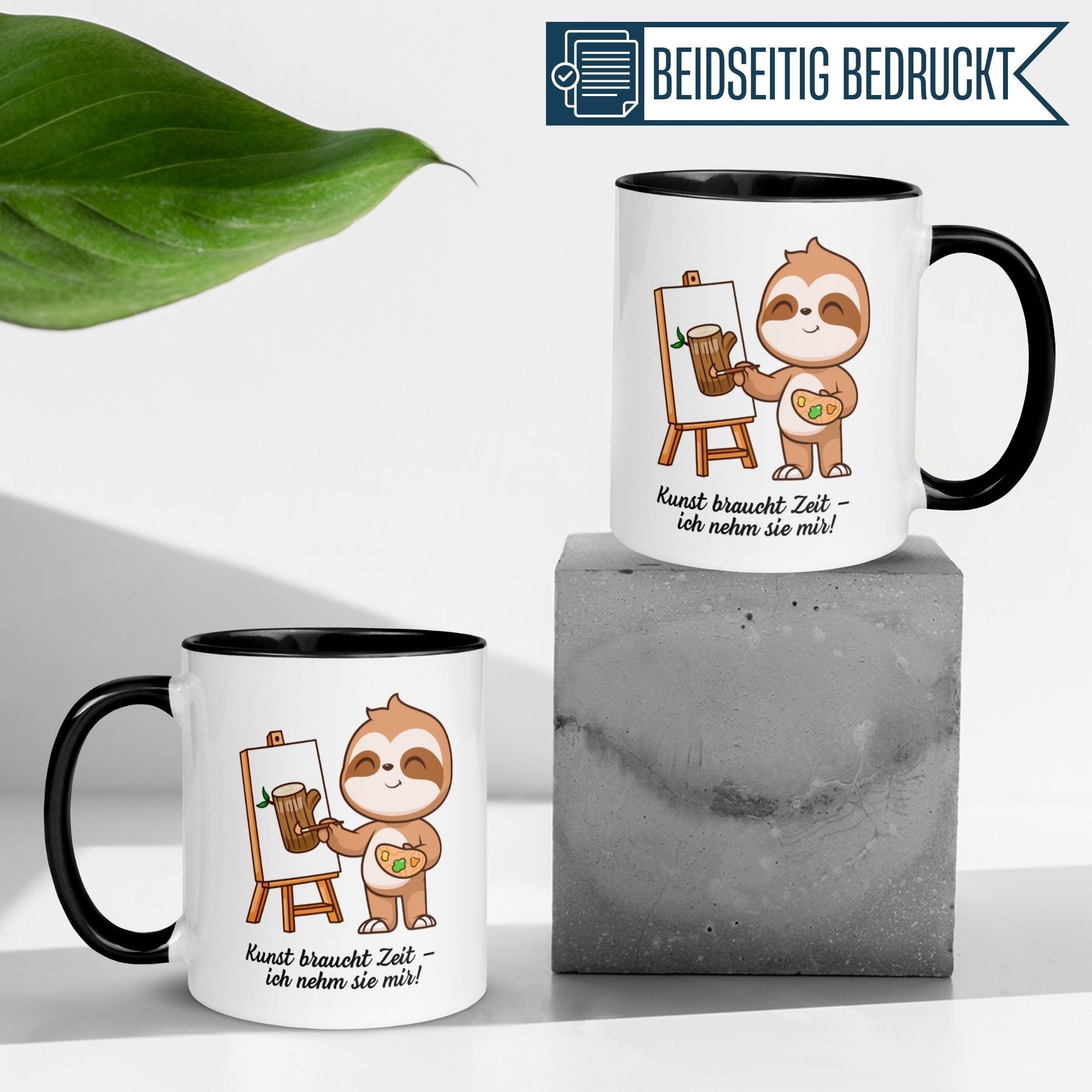 Momentals Tasse mit malendem Faultier und Spruch "Kunst braucht Zeit" auf stylischem Untergrund
