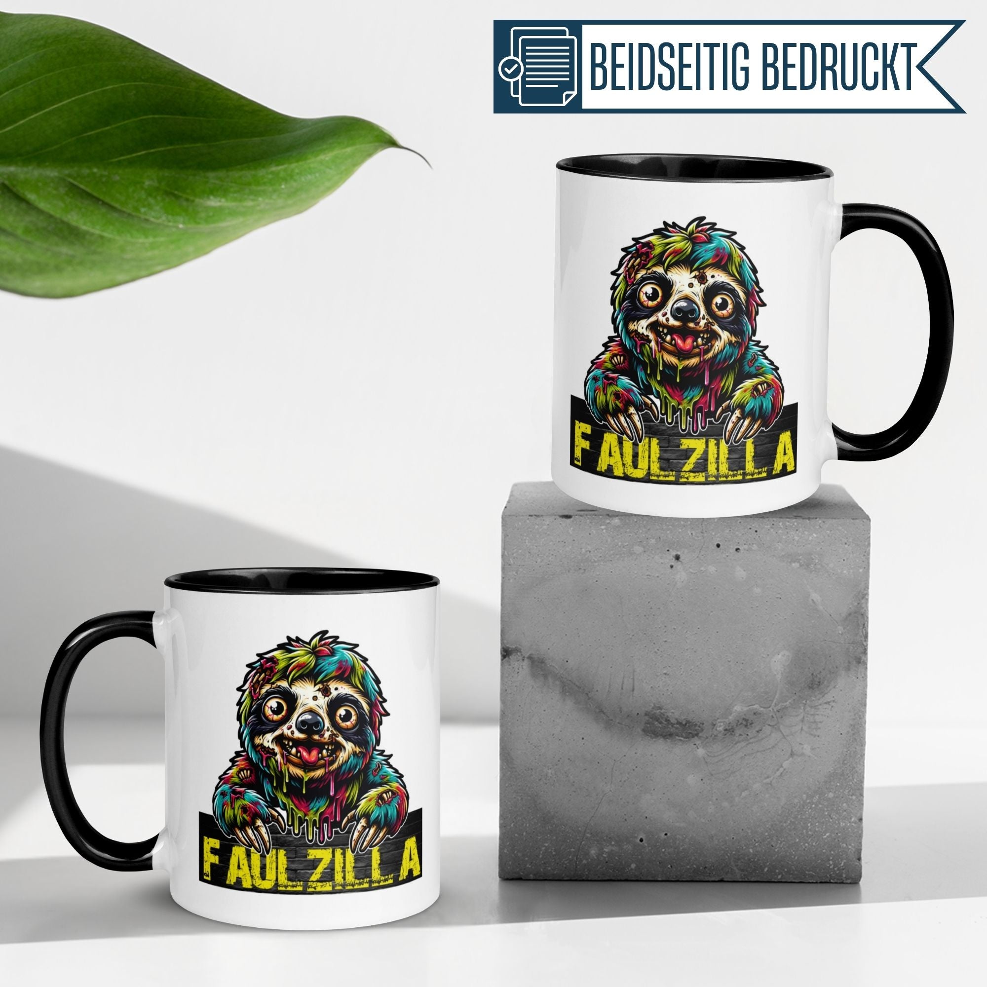 Momentals Tasse mit Faulzilla-Motiv, buntem Faultier auf beigem Hintergrund, ideal für entspannte Tierfreunde.