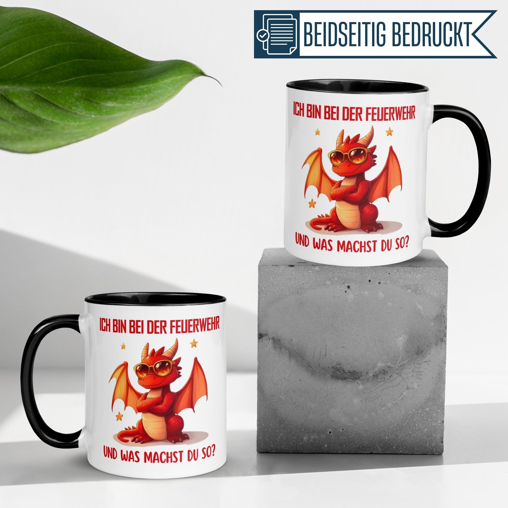 Momentals Tasse mit lustigem Drachen und Spruch "Ich bin bei der Feuerwehr" auf modernem Hintergrund