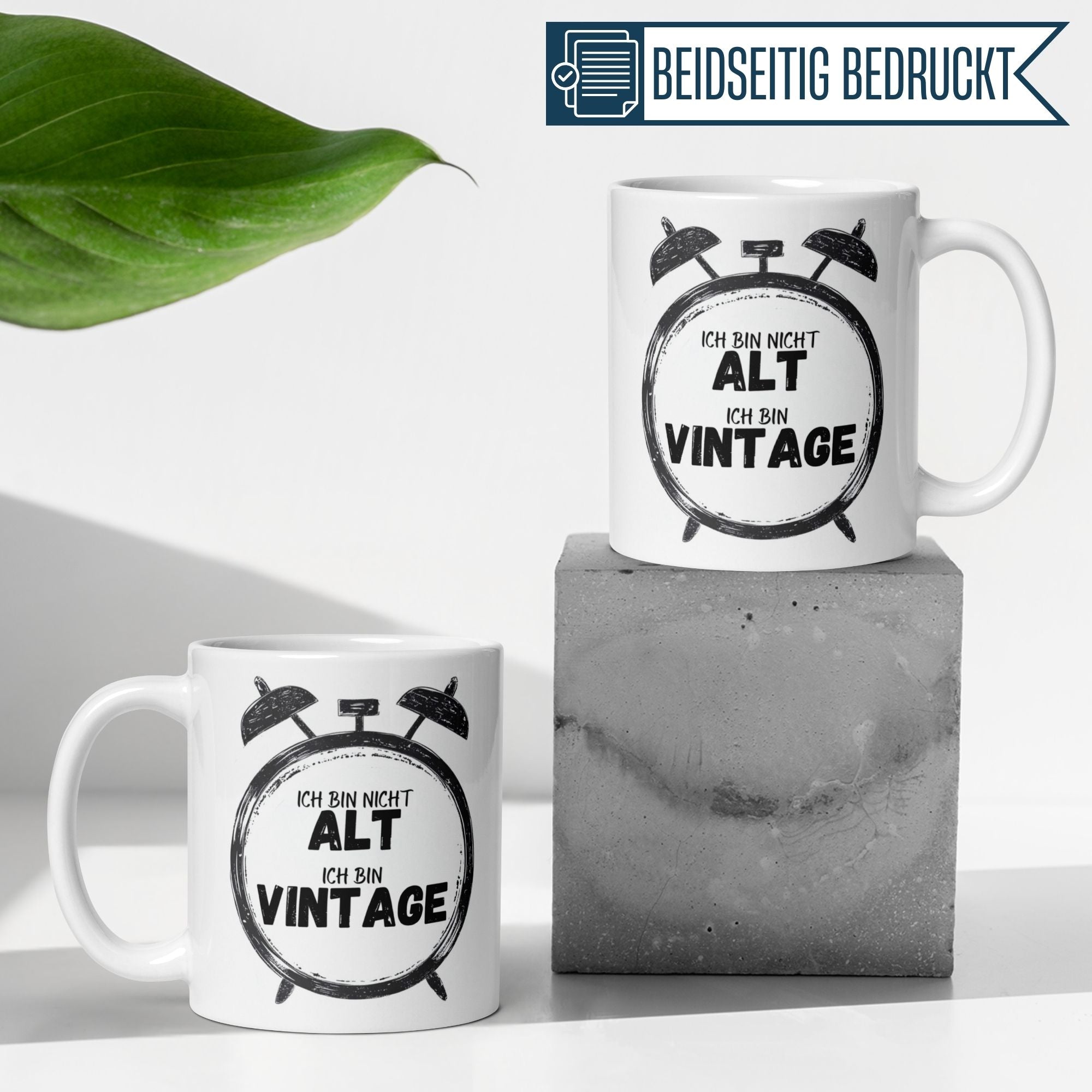 Momentals® Tasse mit Spruch "Ich bin nicht alt – ich bin Vintage" im Retro-Wecker Design