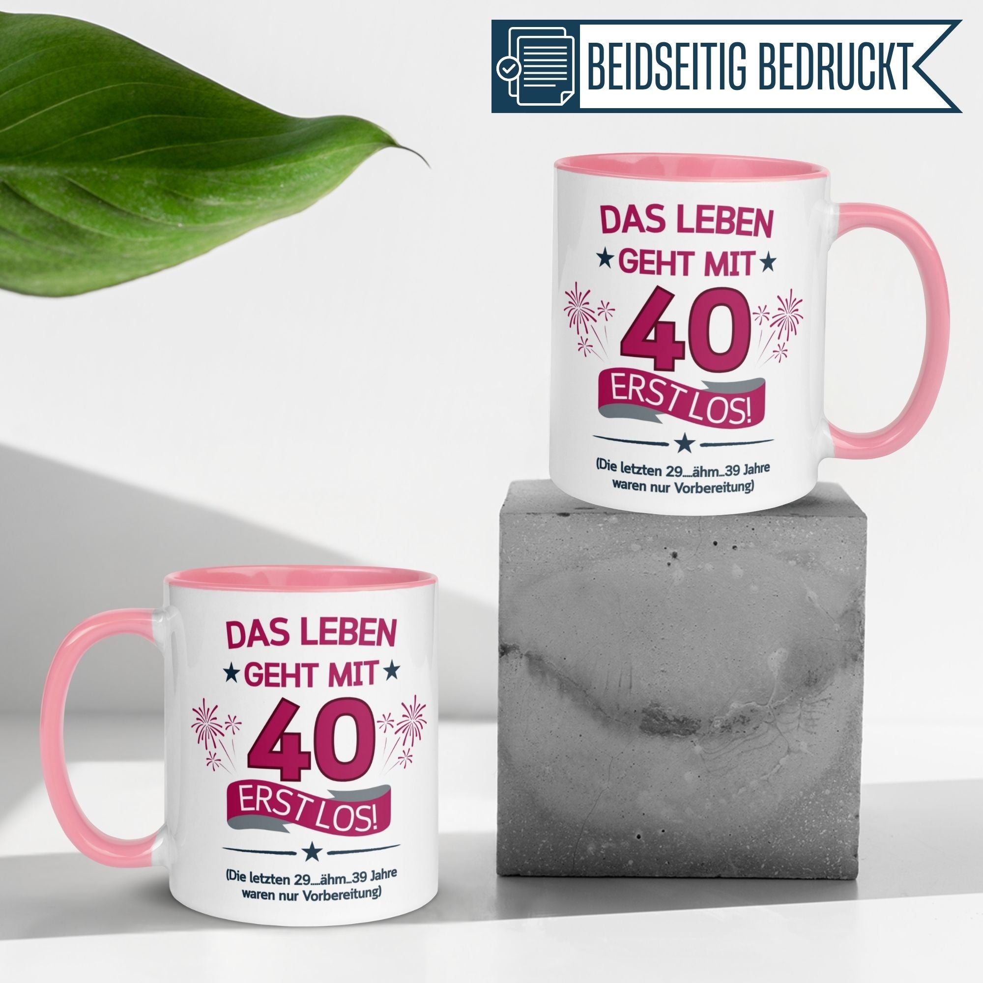 Bunte Tasse zum 40. Geburtstag mit Spruch "Das Leben geht mit 40 erst los!" auf moderner Fläche.
