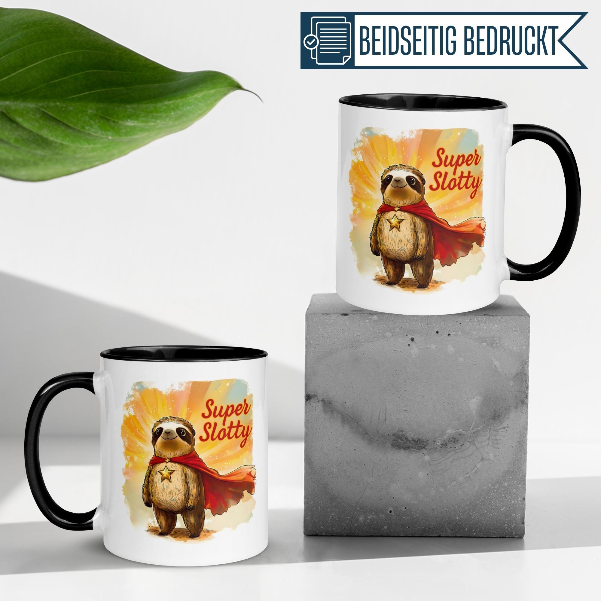 Momentals® Tasse mit Faultier und rotem Umhang; witziger Becher 'Super Slotty' auf stilvollem Hintergrund.
