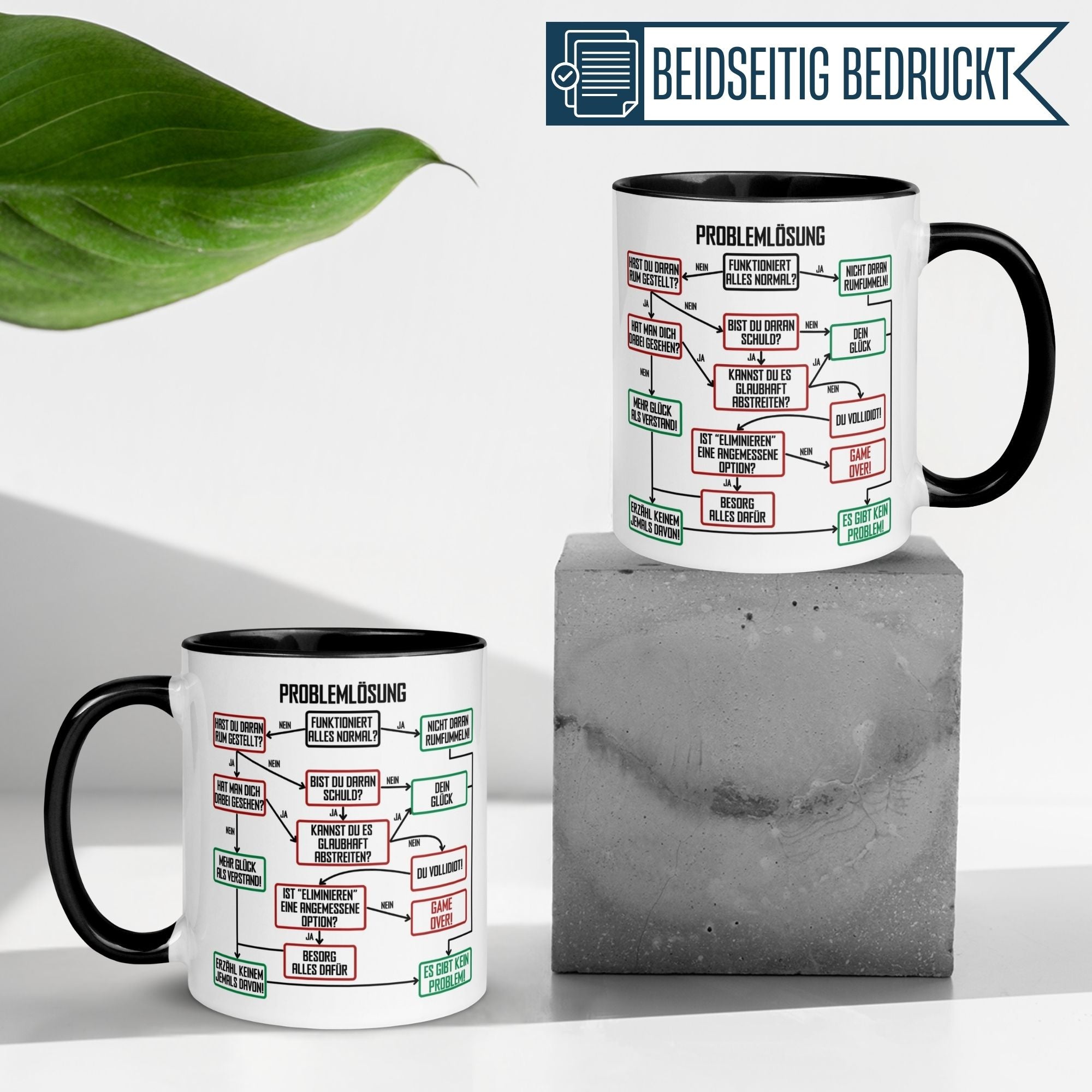 Zwei Momentals Tassen mit humorvollem Problemlösungsdiagramm auf grauem Sockel, ideal für Büroabschied.