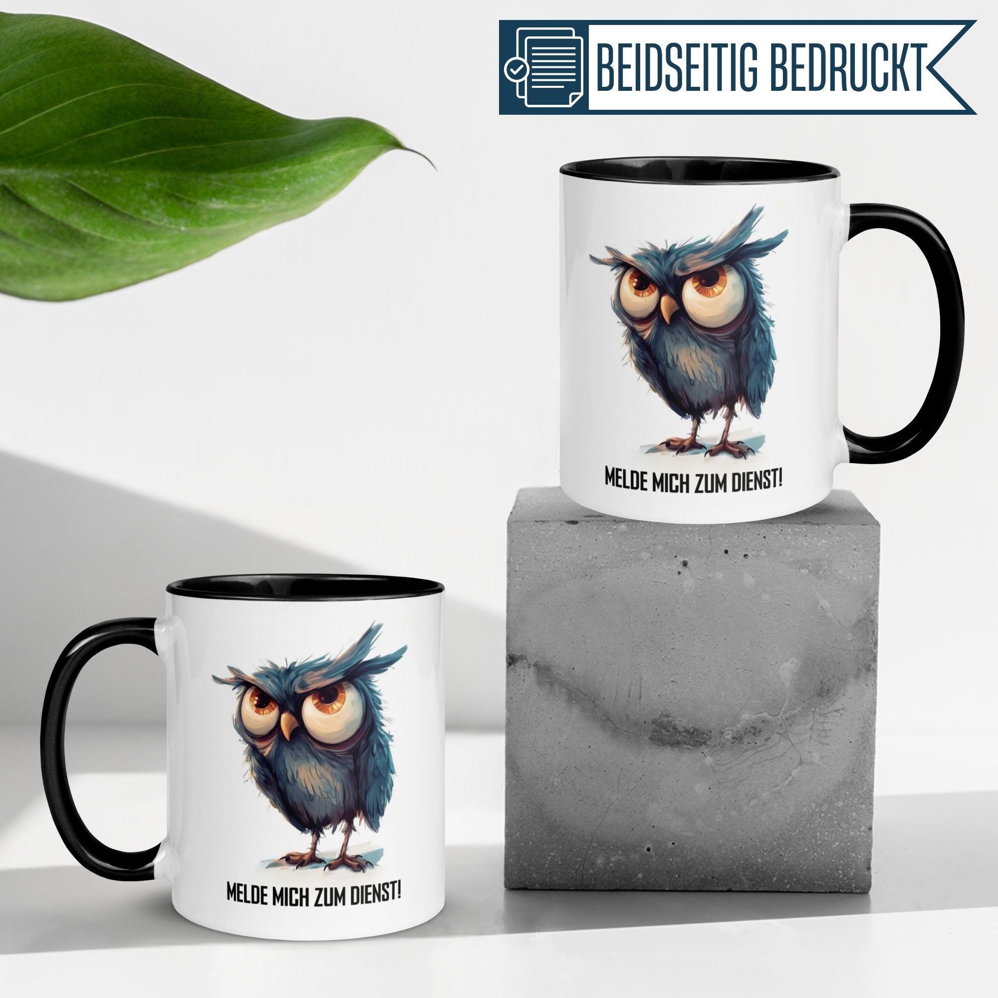 Momentals® Tasse mit Eulenmotiv und Spruch "Melde mich zum Dienst!" auf konkretem Untergrund.