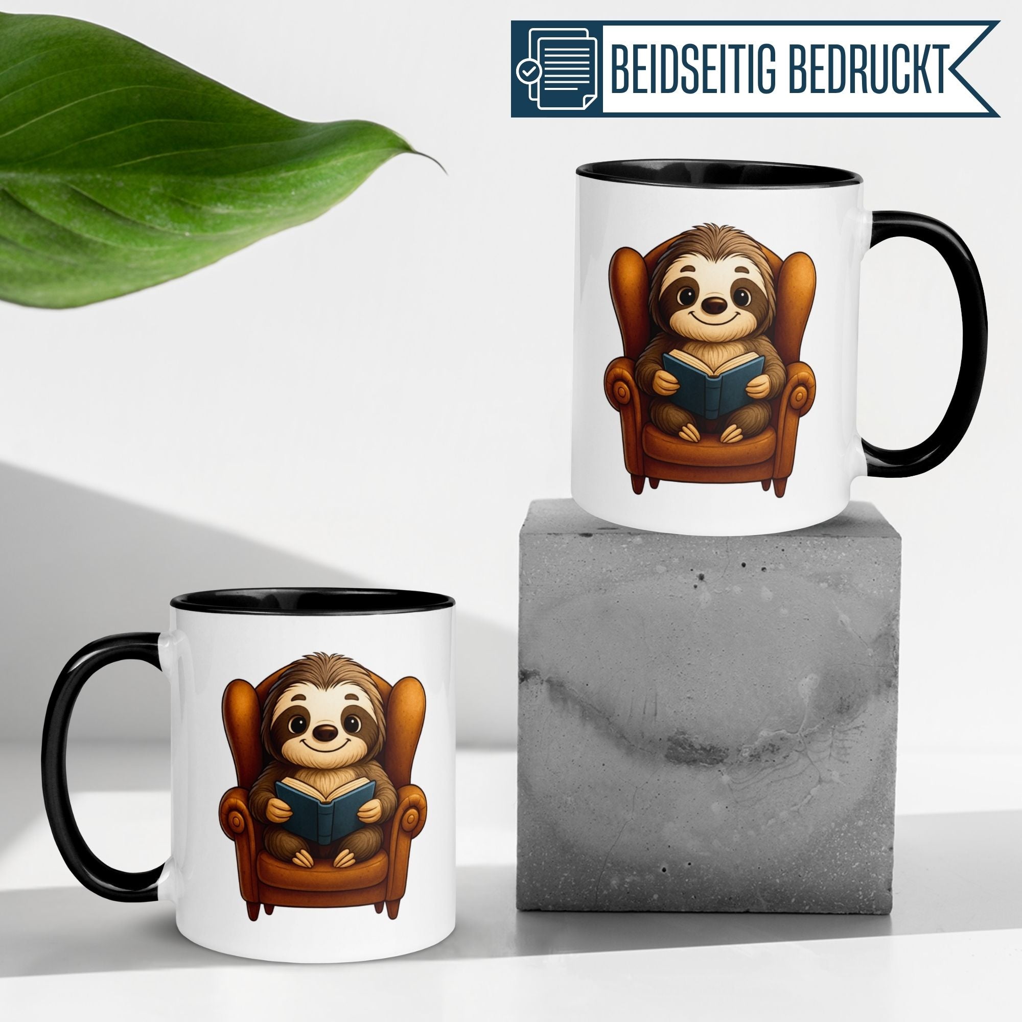 Momentals® Tasse mit witzigem Faultier im Sessel, das ein Buch liest – ideal für Tierliebhaber.