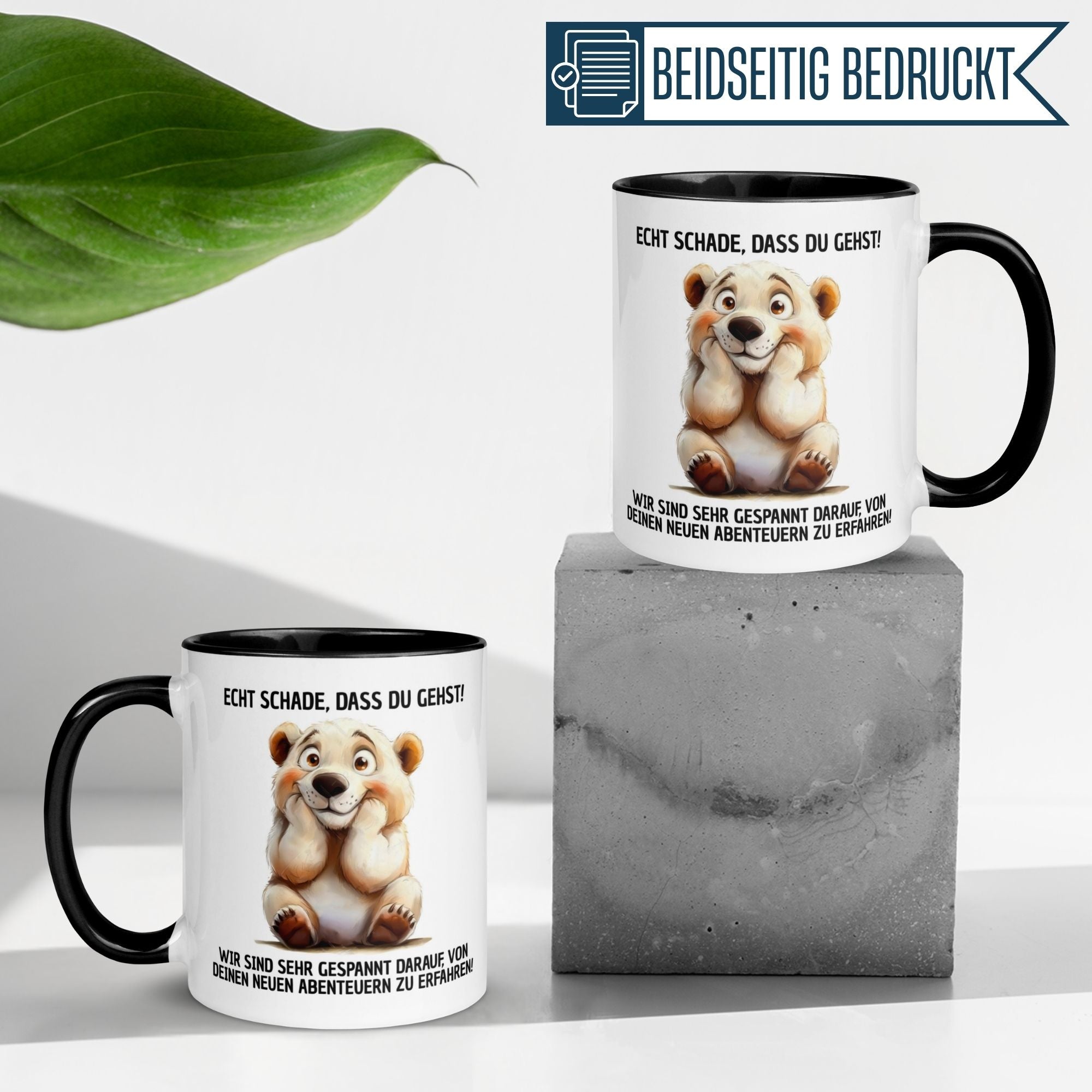 Momentals® Tasse Abschied mit Eisbär und Spruch "Echt schade, dass du gehst!" auf Betonunterlage.